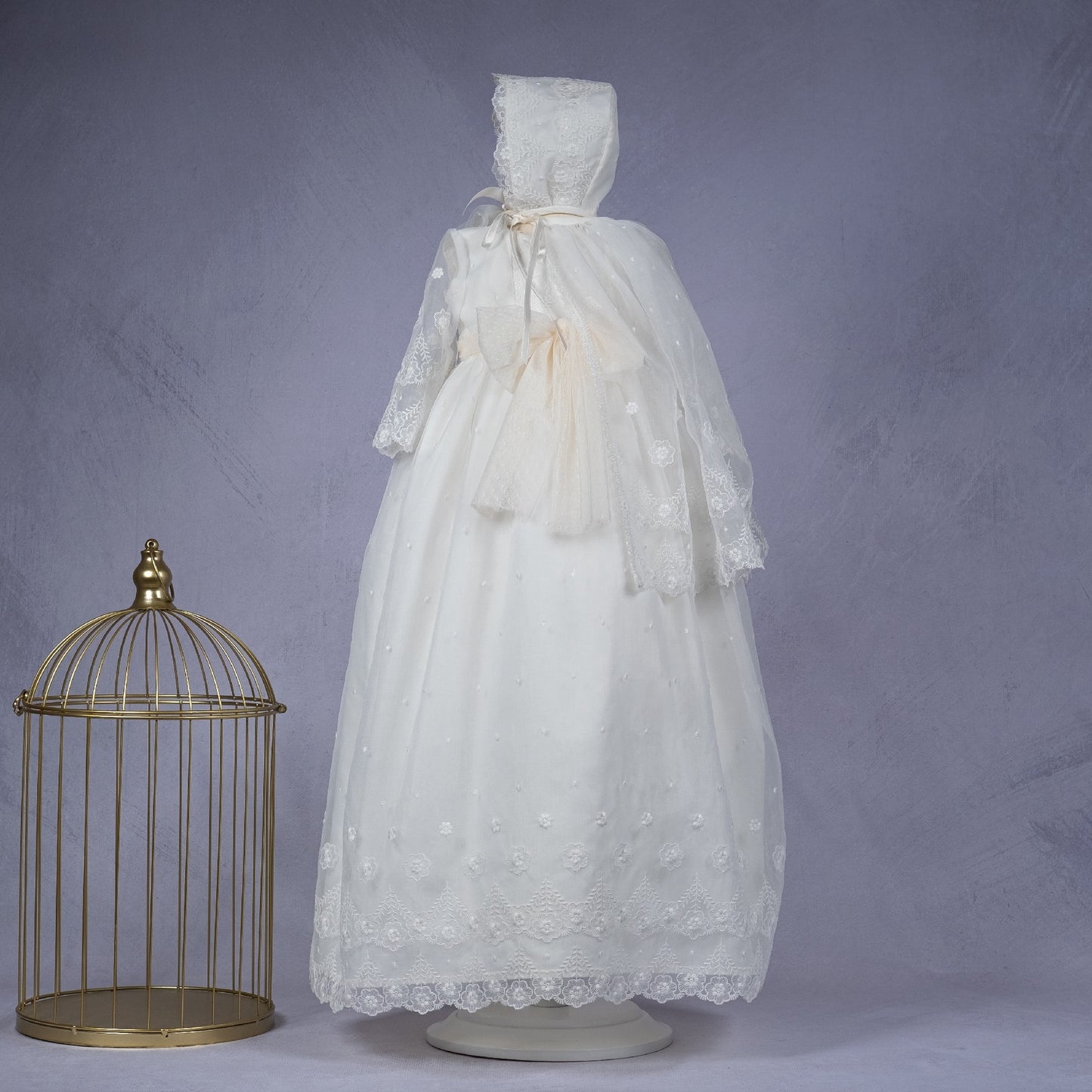 Batón de cristianar organza natura con capa y capota