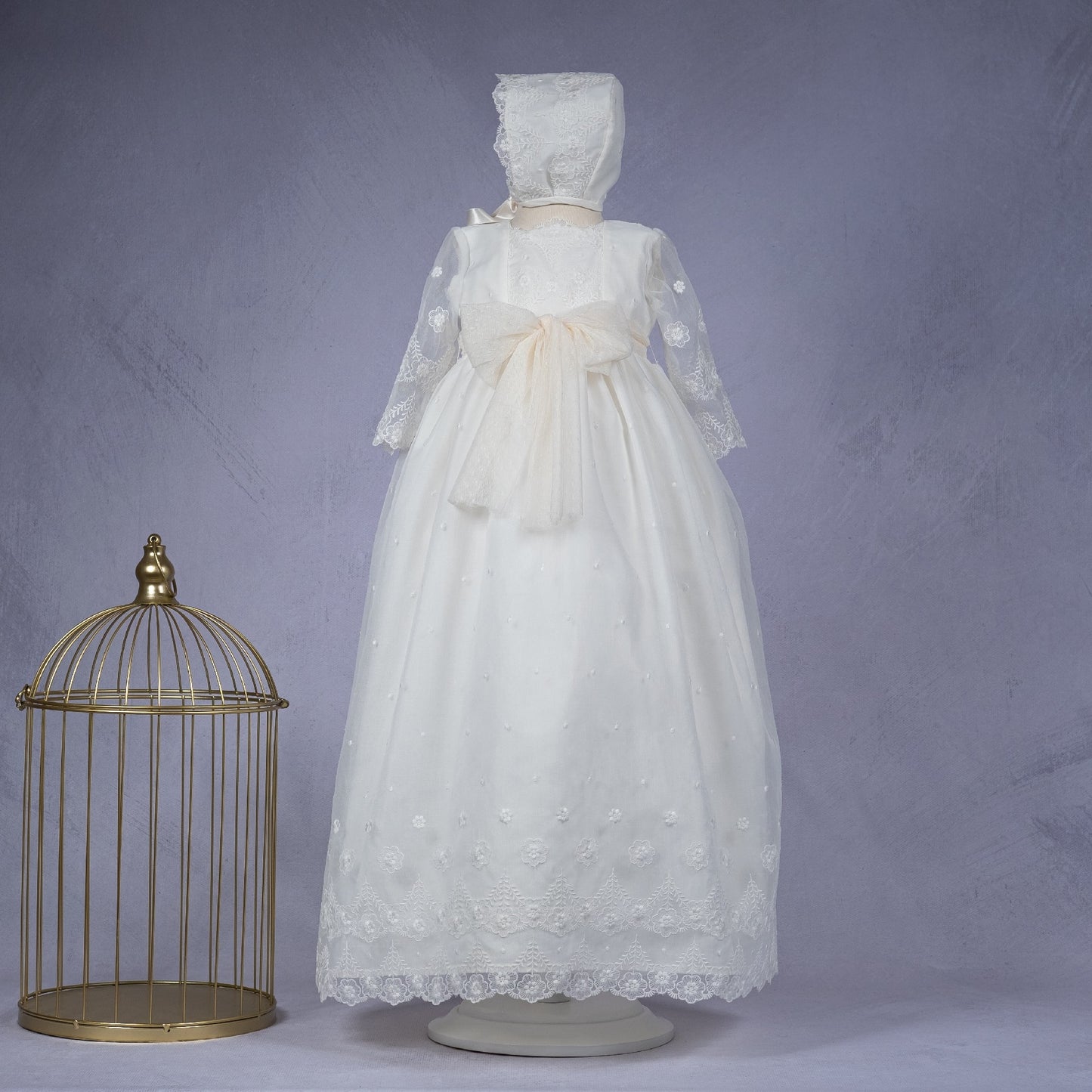 Batón de cristianar organza natura con capa y capota