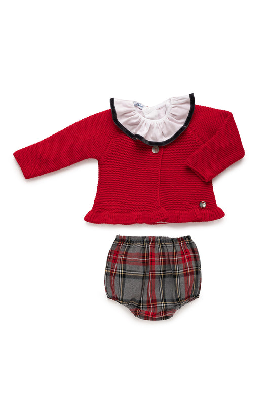 Conjunto con chaqueta roja, blusa y braguita con cuadros
