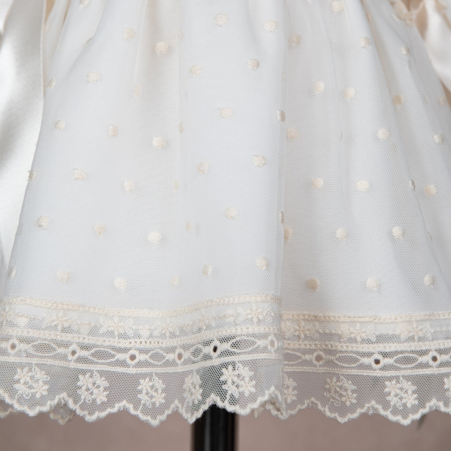 Jesusito tul topos con braguita y capota - B1389