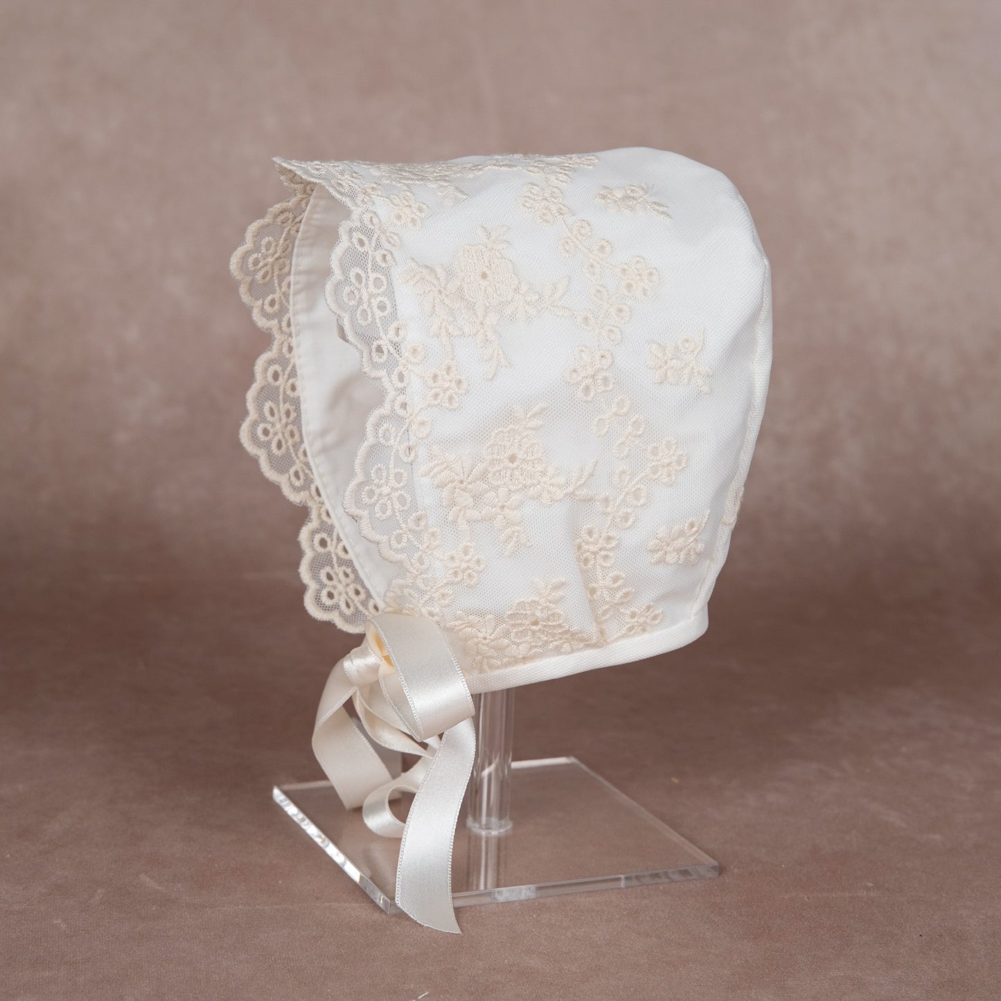 Batón de cristianar tul bordado con capa y capota - B1934