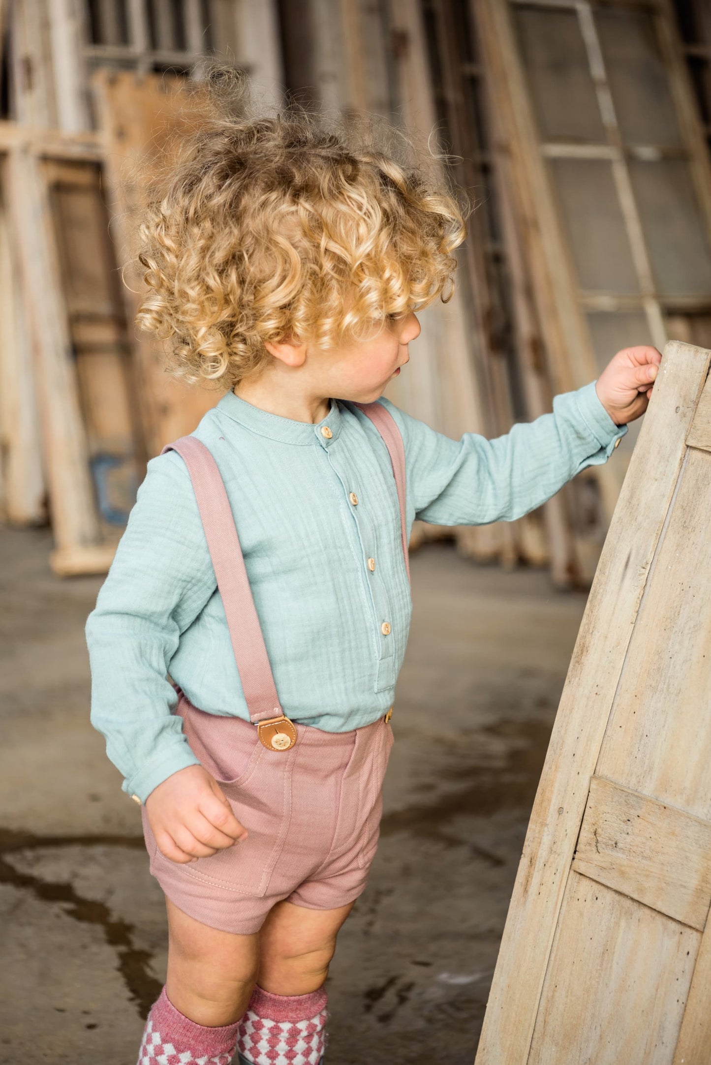 Conjunto bebé con pantalón corto y tirantes Familia Kioto