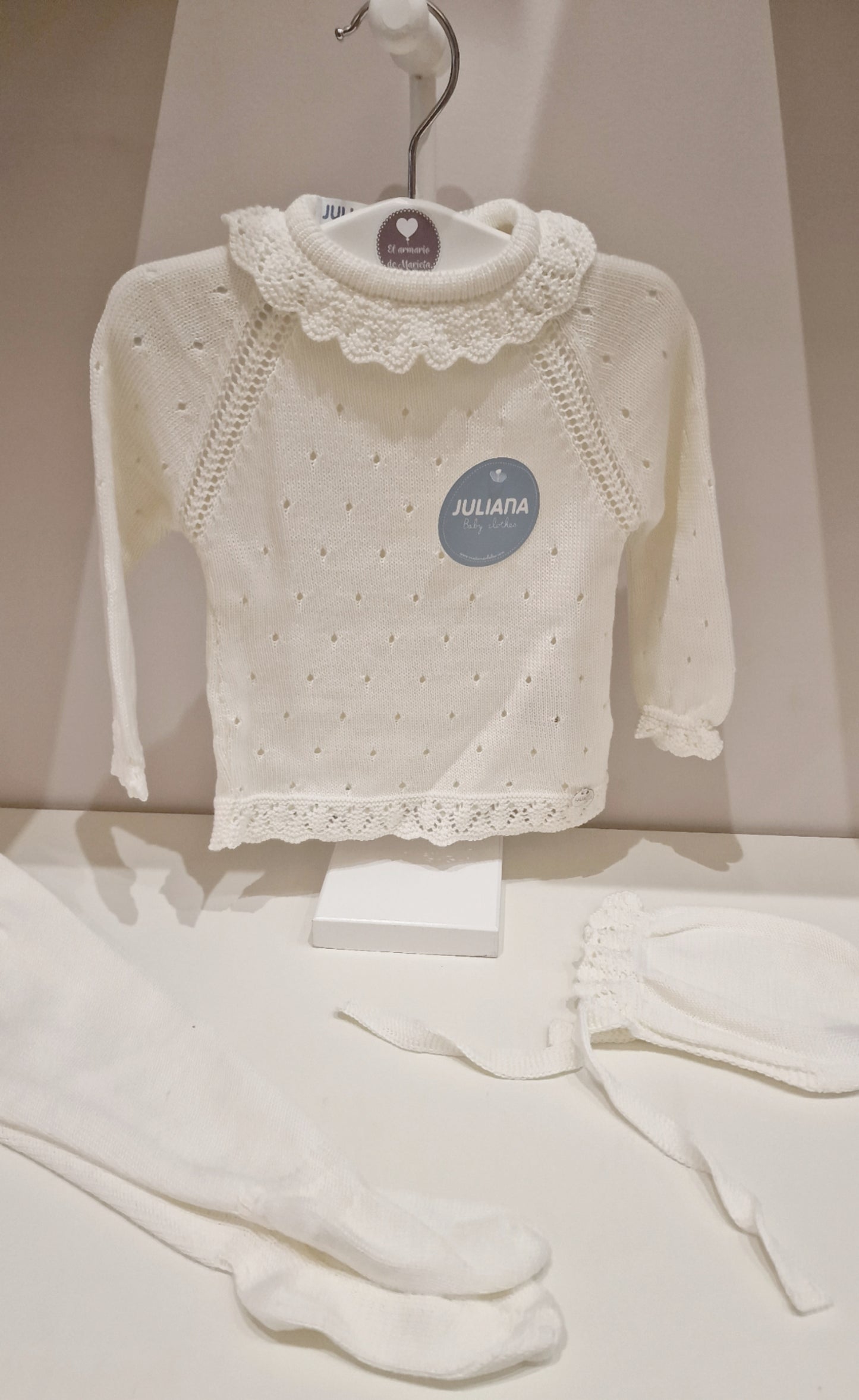 Conjunto de tres piezas con polaina todo calado y volante