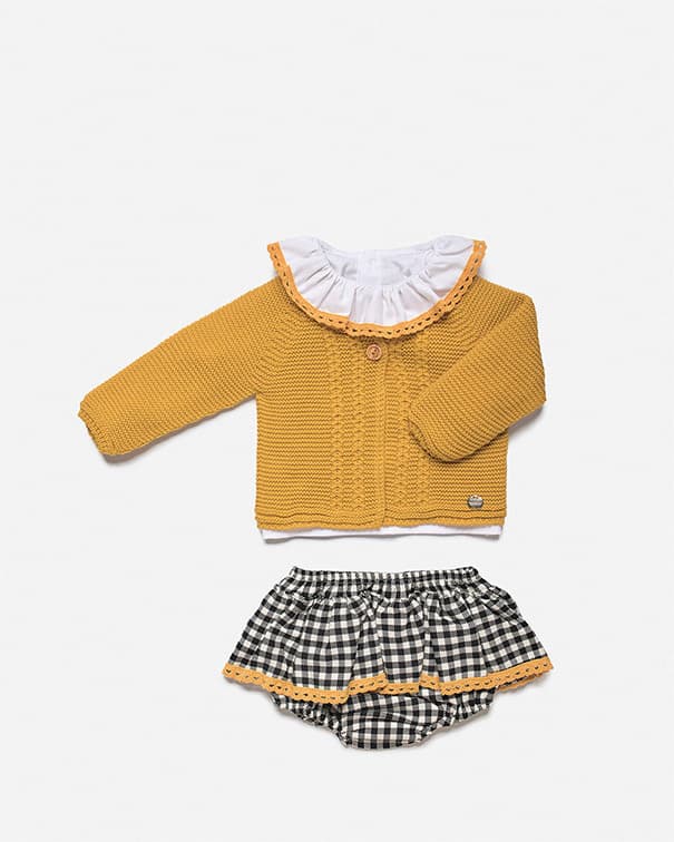 Conjunto con chaqueta de niña en mostaza, camisa y braguita vichy