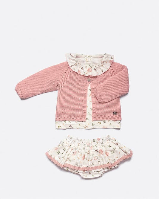 Conjunto con chaqueta de niña en rosa empolvado, camisa y falda de flores