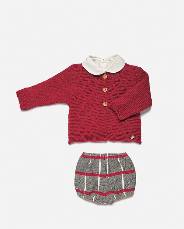 Conjunto con chaquea de niño con cuadros y aranes