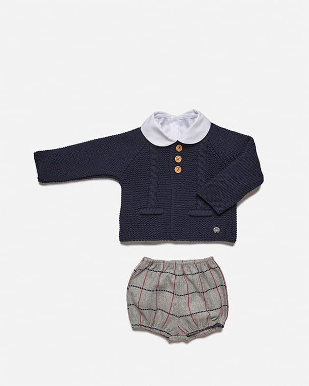 Conjunto con chaqueta de niño con dos trenzas y bolsilos