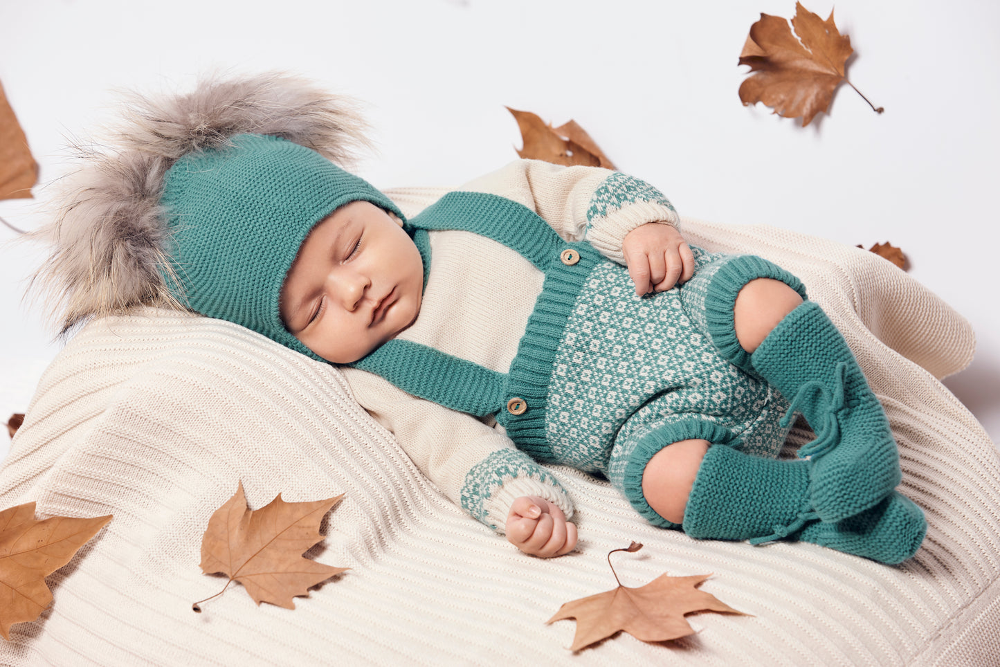 Peto de punto en verde báltico con jersey en crema (no incluye gorro)