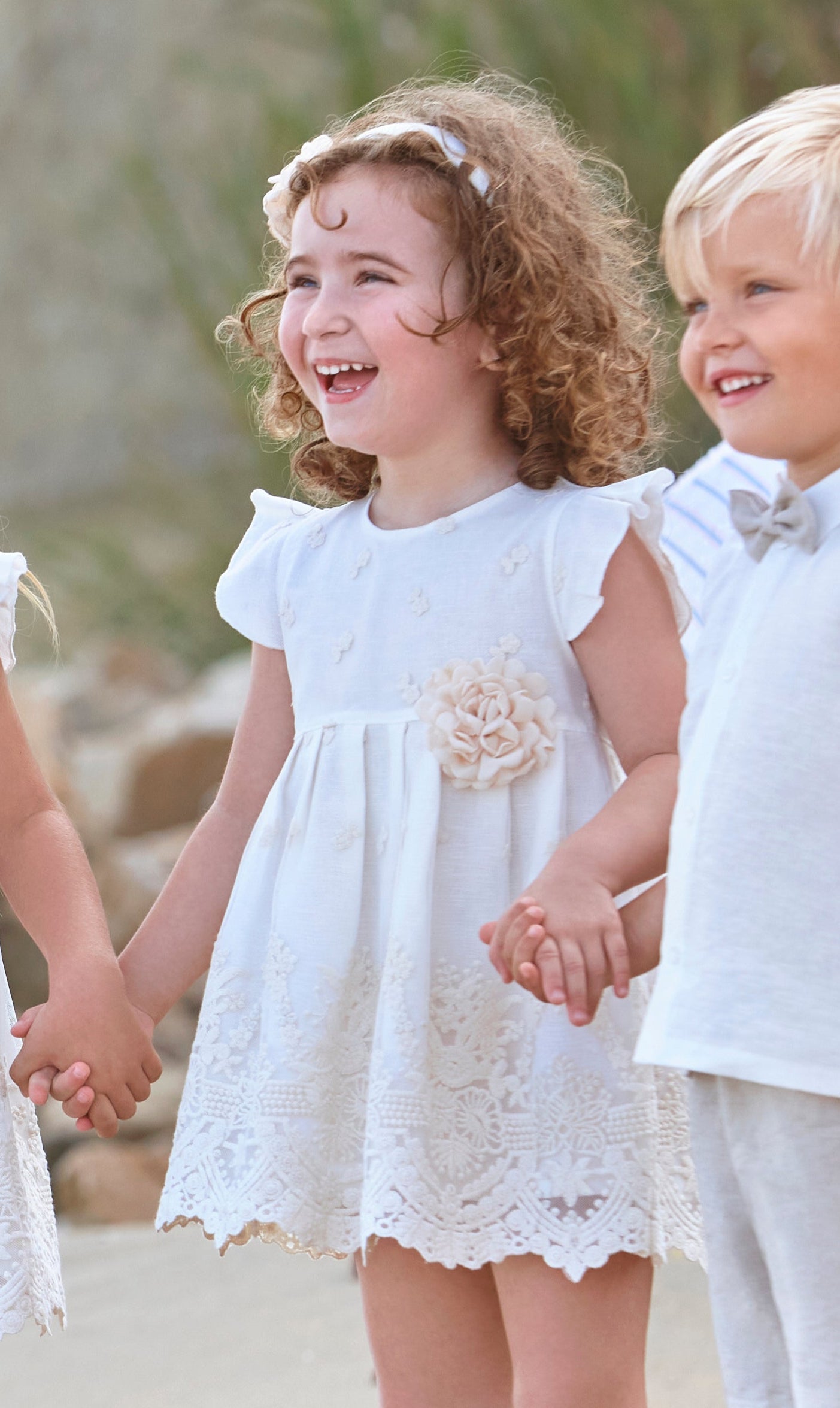Vestido corto con braguita y encajes, tono crudo