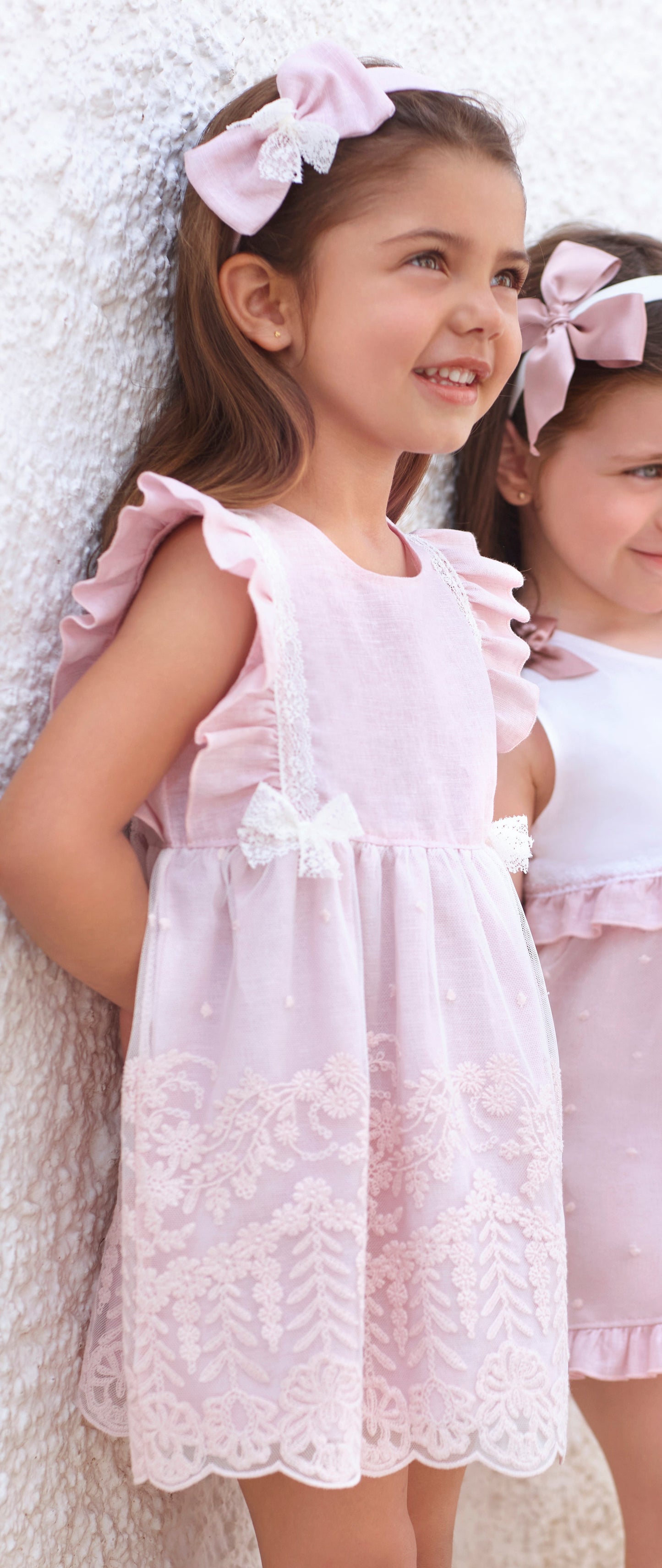 Vestido con corte en la cintura en tono maquillaje y con encajes