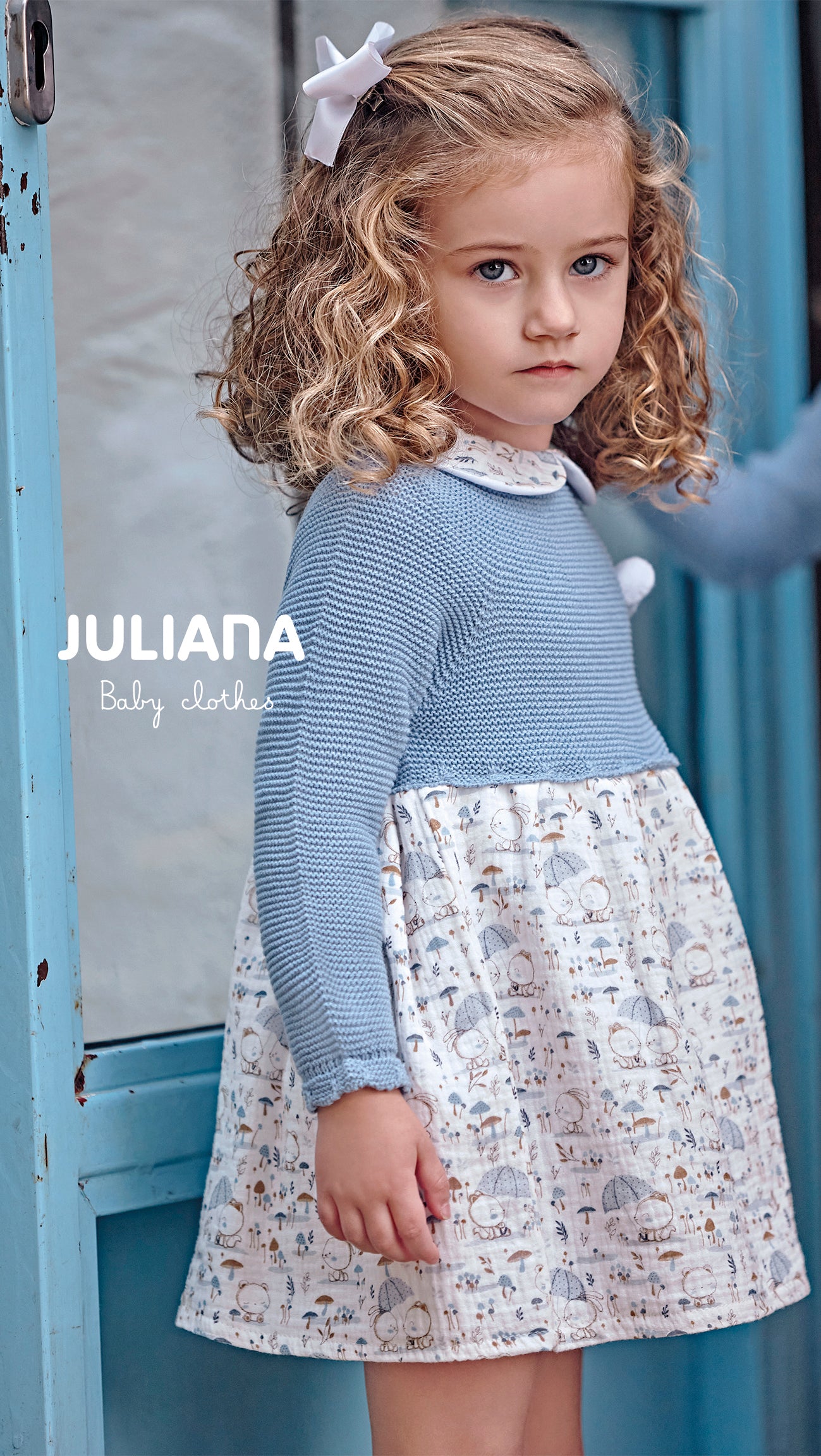 Vestido de cuerpo de punto azul y tela de animalitos