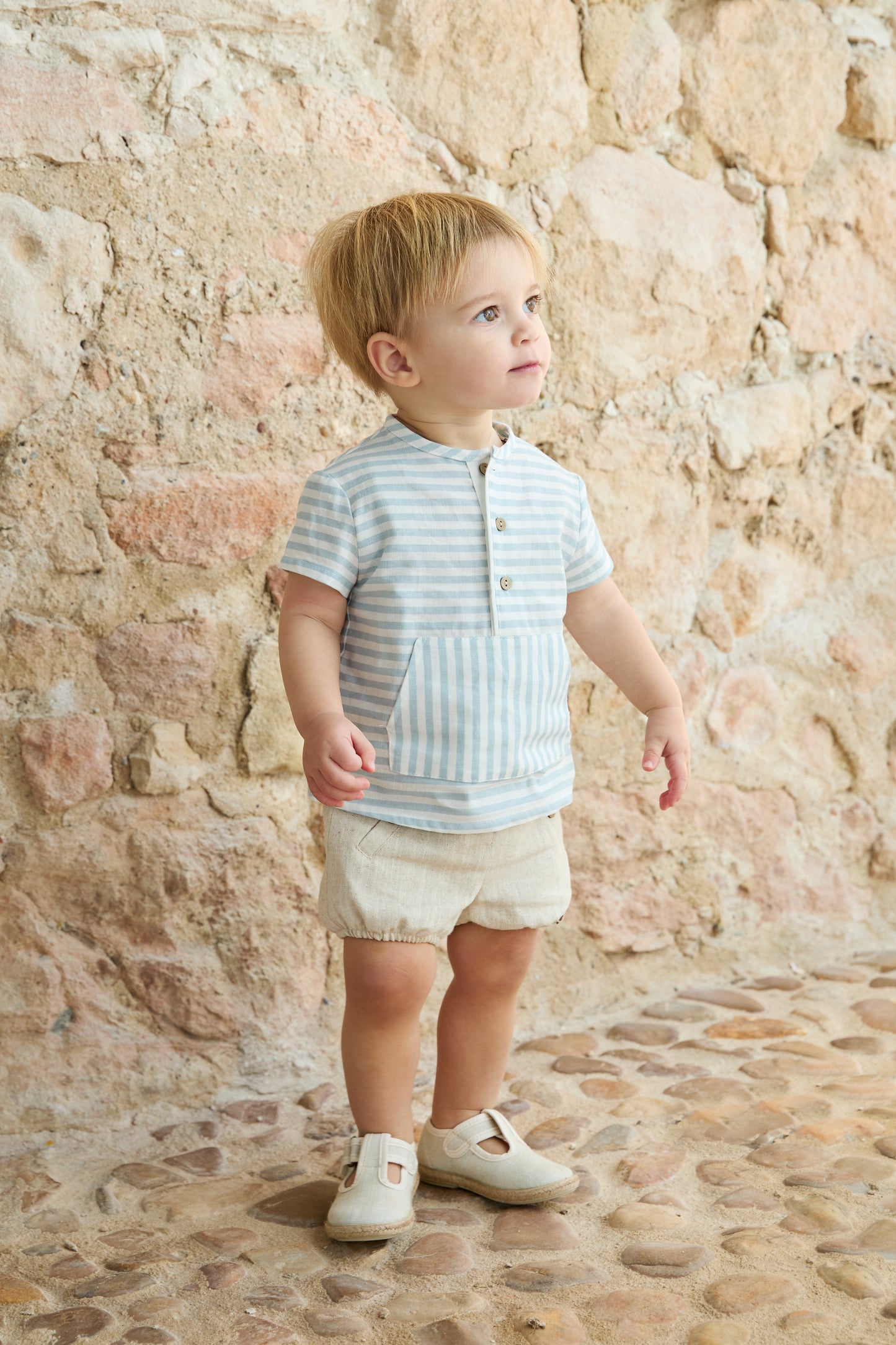 Conjunto de camisa de tela a rayas y pantalón bombacho Capri