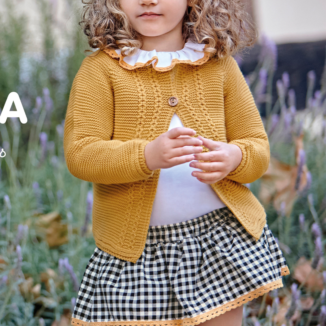 Conjunto con chaqueta de niña en mostaza, camisa y braguita vichy