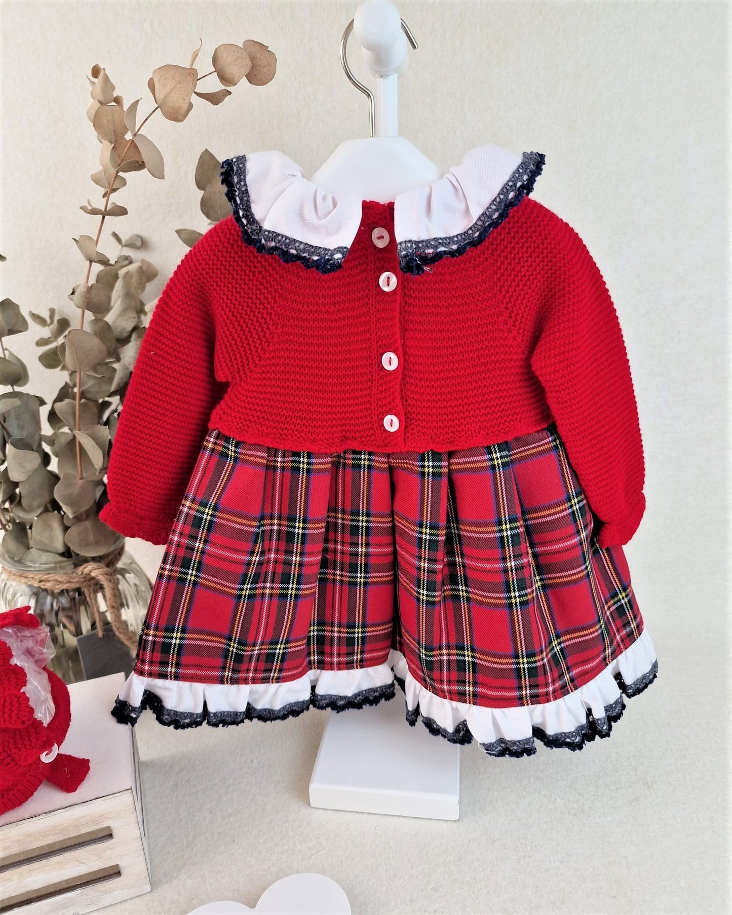 Vestido de cuerpo de tela en rojo con tela de cuadros, incluye capota