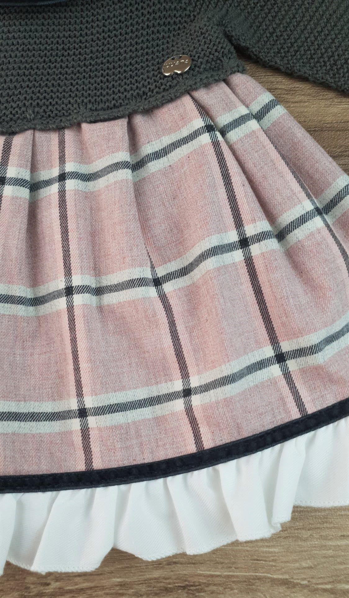 Vestido de punto y tela cuadros con volantes