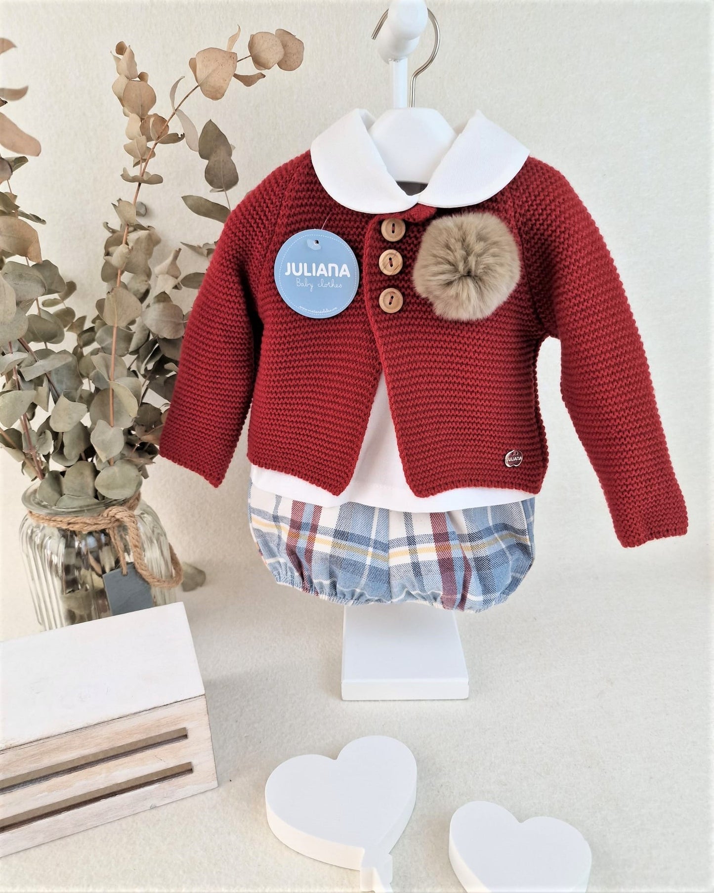 Conjunto de niño con chaqueta rioja y pompones, pantalón de cuadros