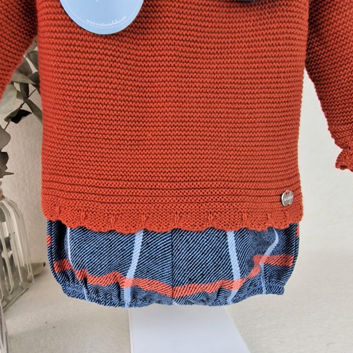Conjunto con pantalón de tela cuadros y jersey con pompones
