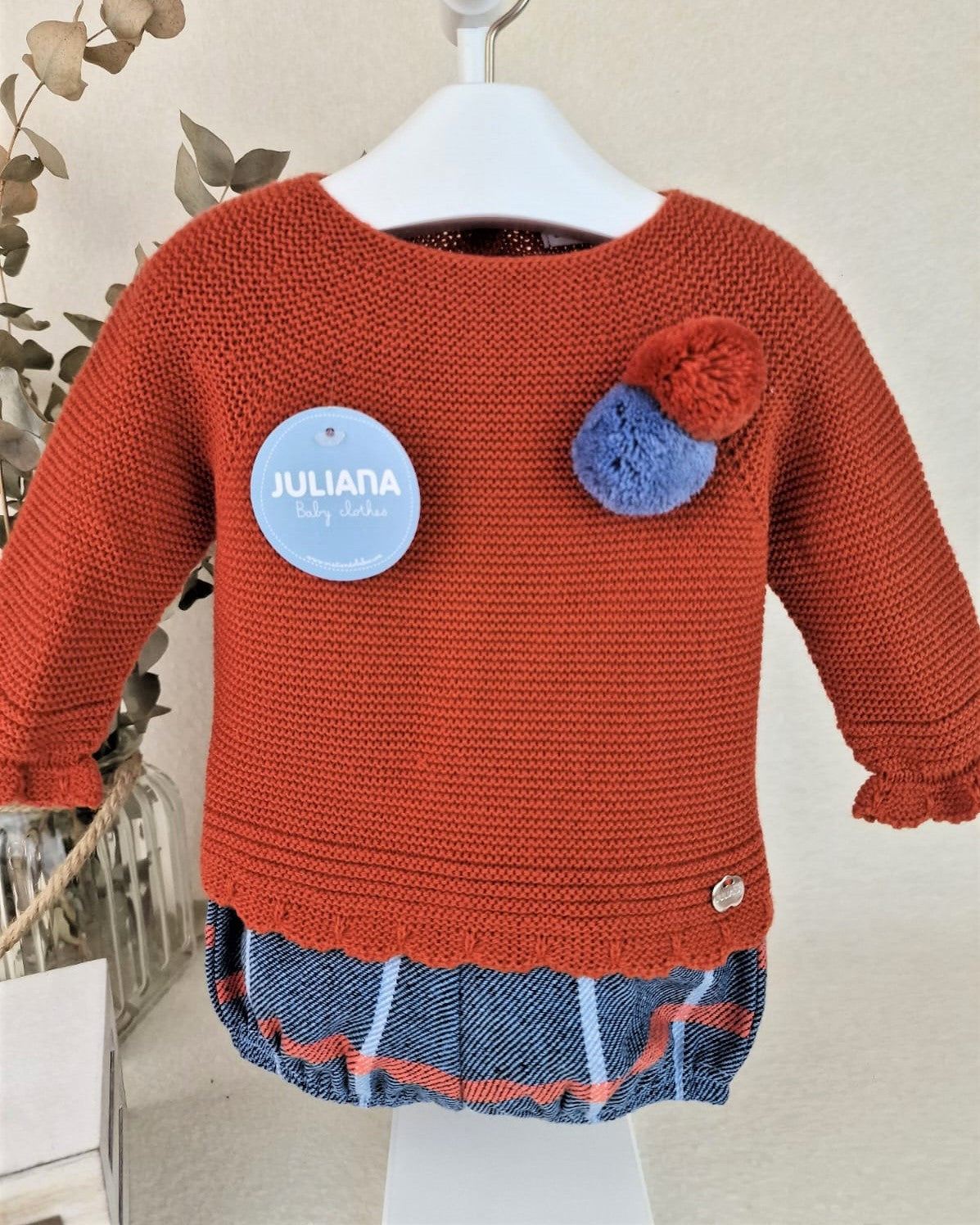 Conjunto con pantalón de tela cuadros y jersey con pompones