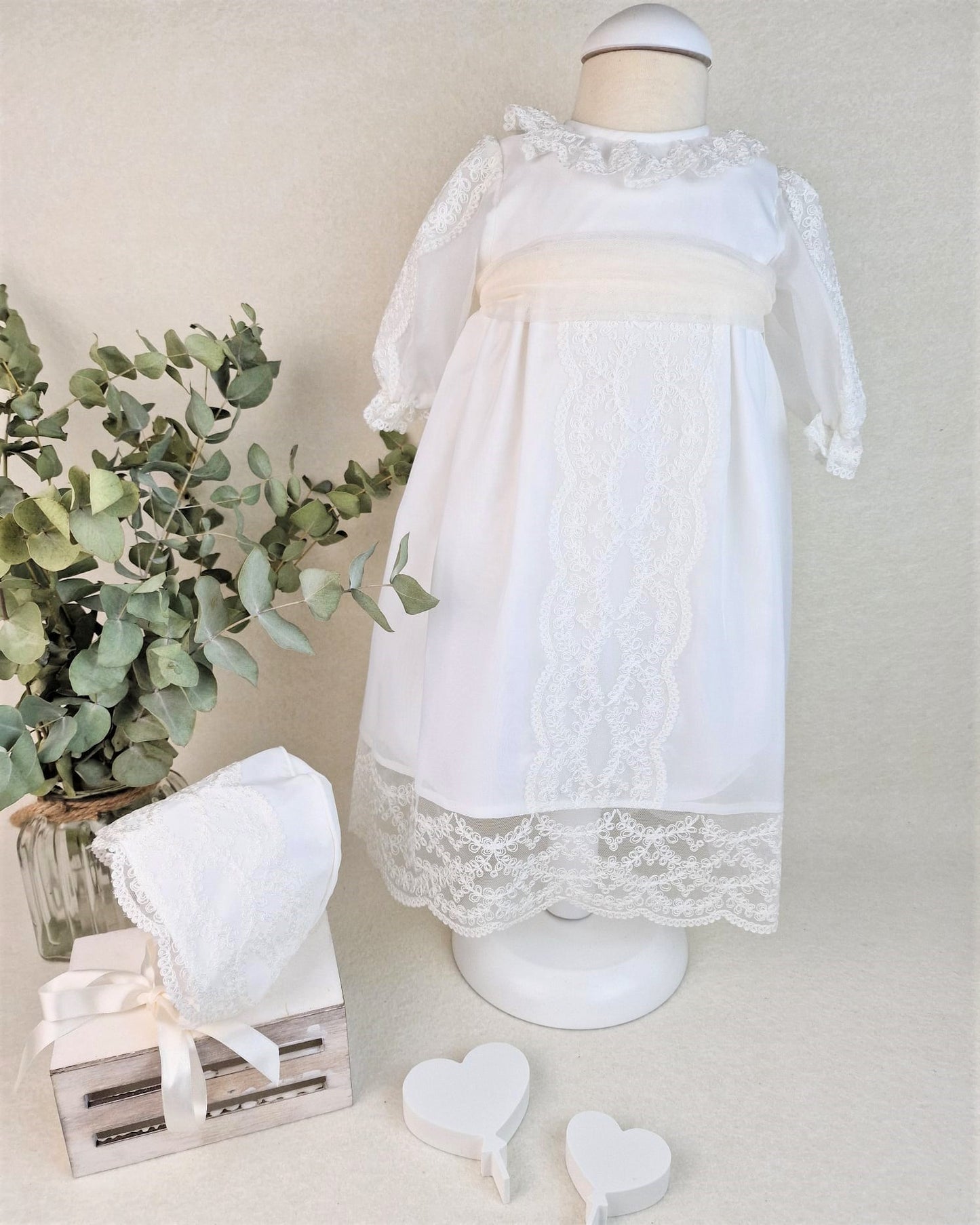 Batón de organza con encajes y capota
