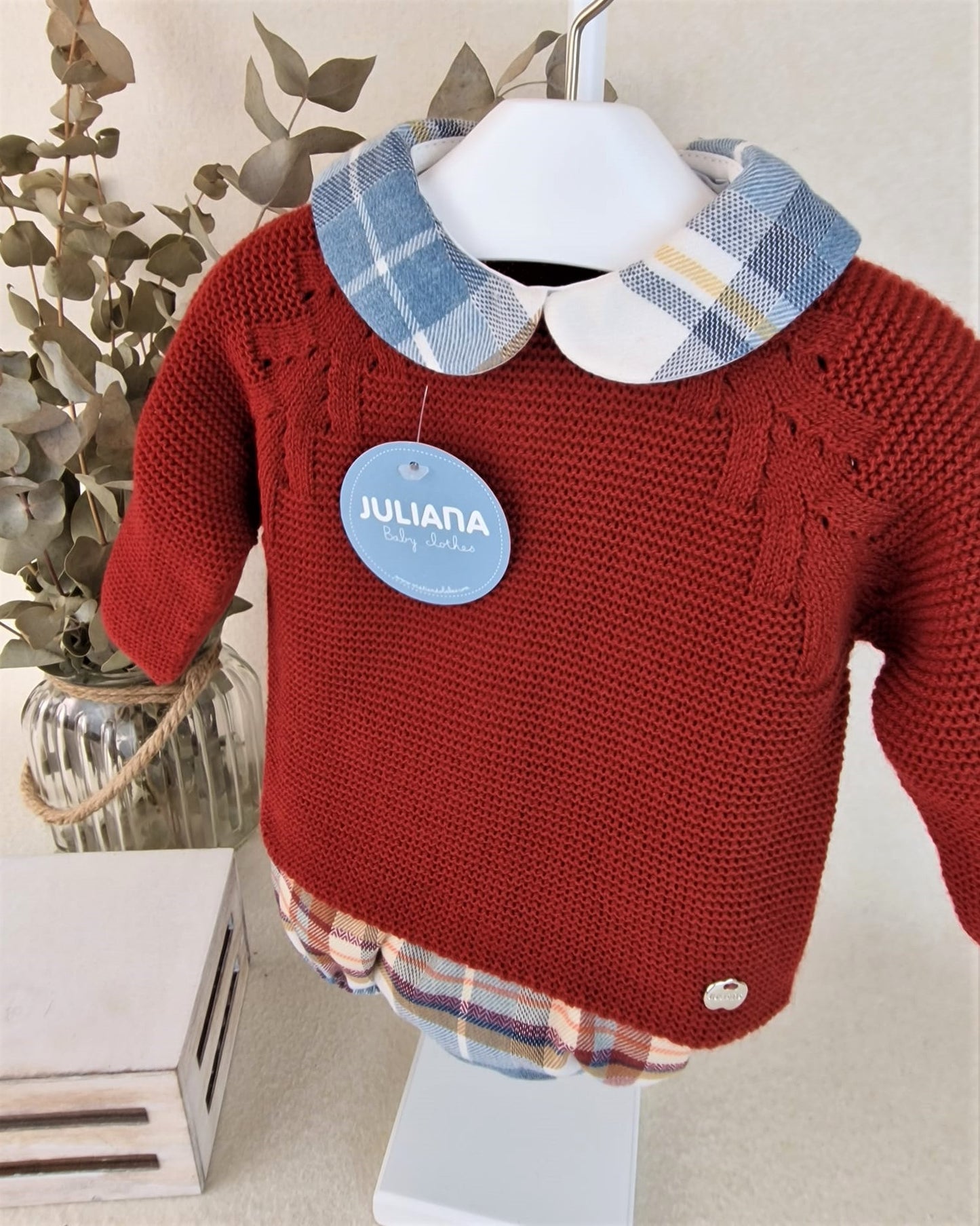 Conjunto con pololo de tela cuadros y cuello bebé