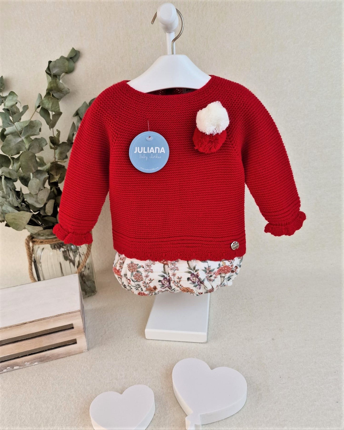 Conjunto con pantalón de tela setas y jersey con dos pompones