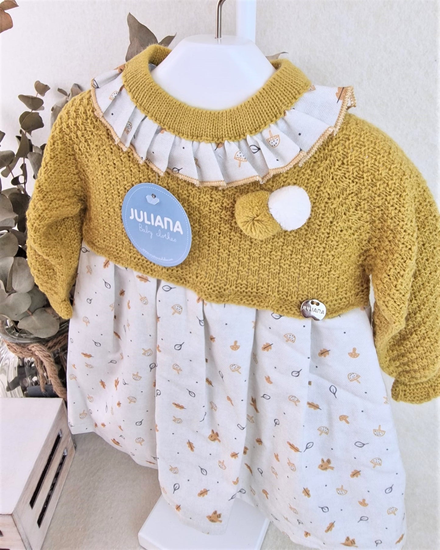Vestido de cuerpo de punto mostaza con tela de pájaros