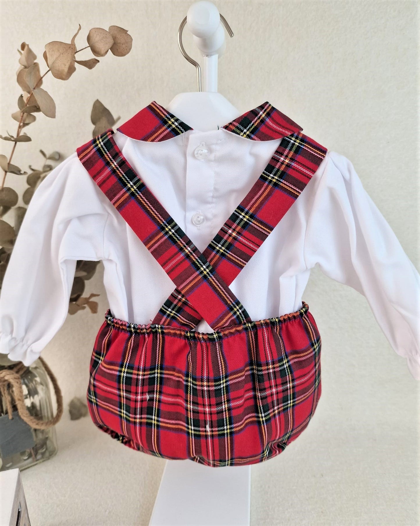 Peto de tela con con camisa cuello cuadros