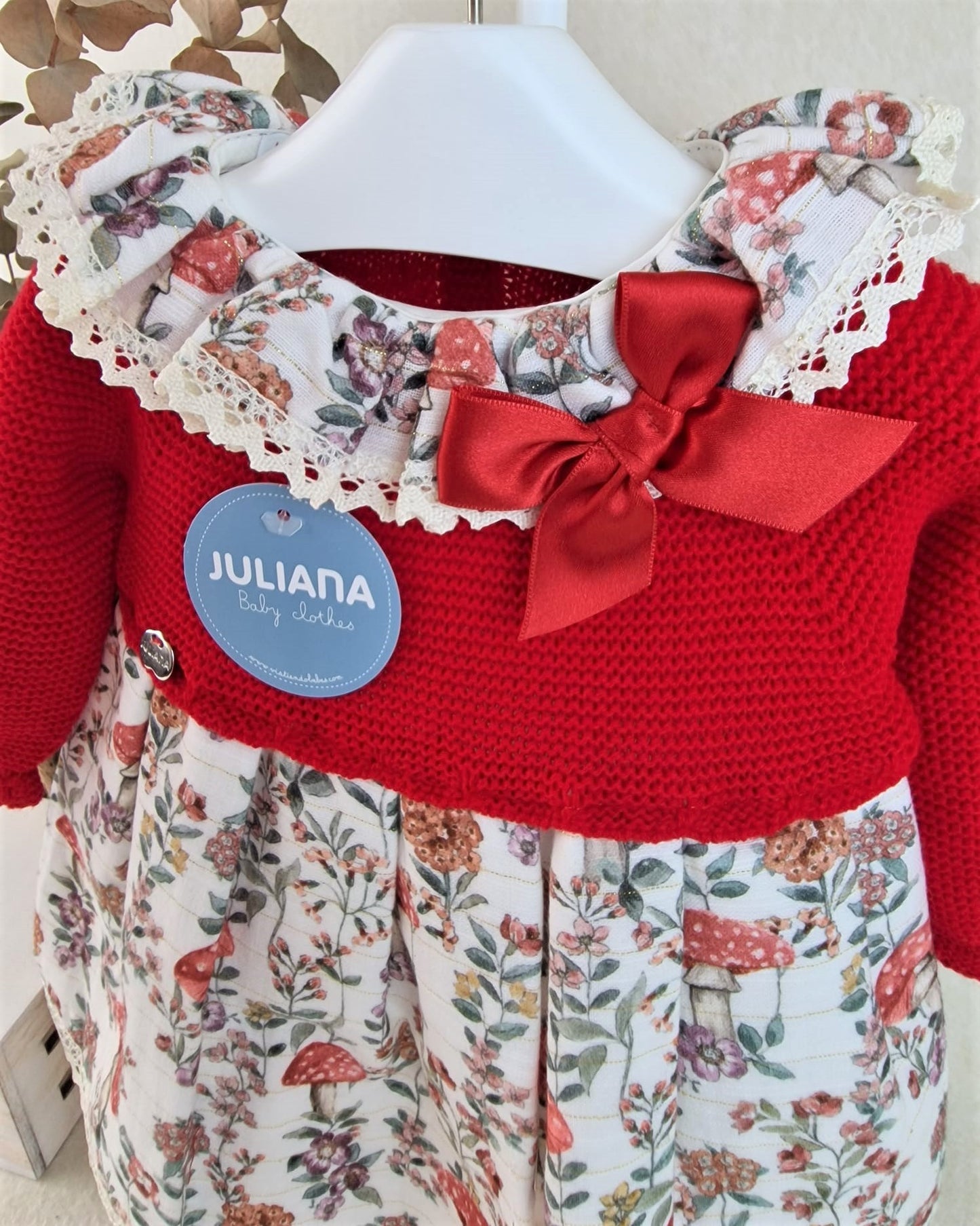 Vestido con cuerpo de punto y tela de setas