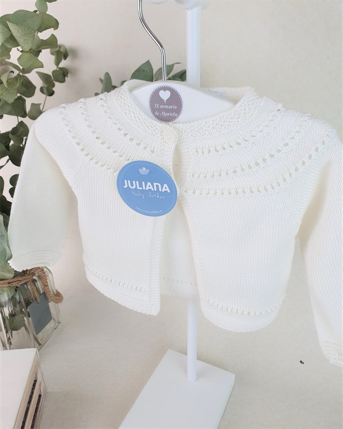 Chaqueta de hilo con calados bajo el cuello