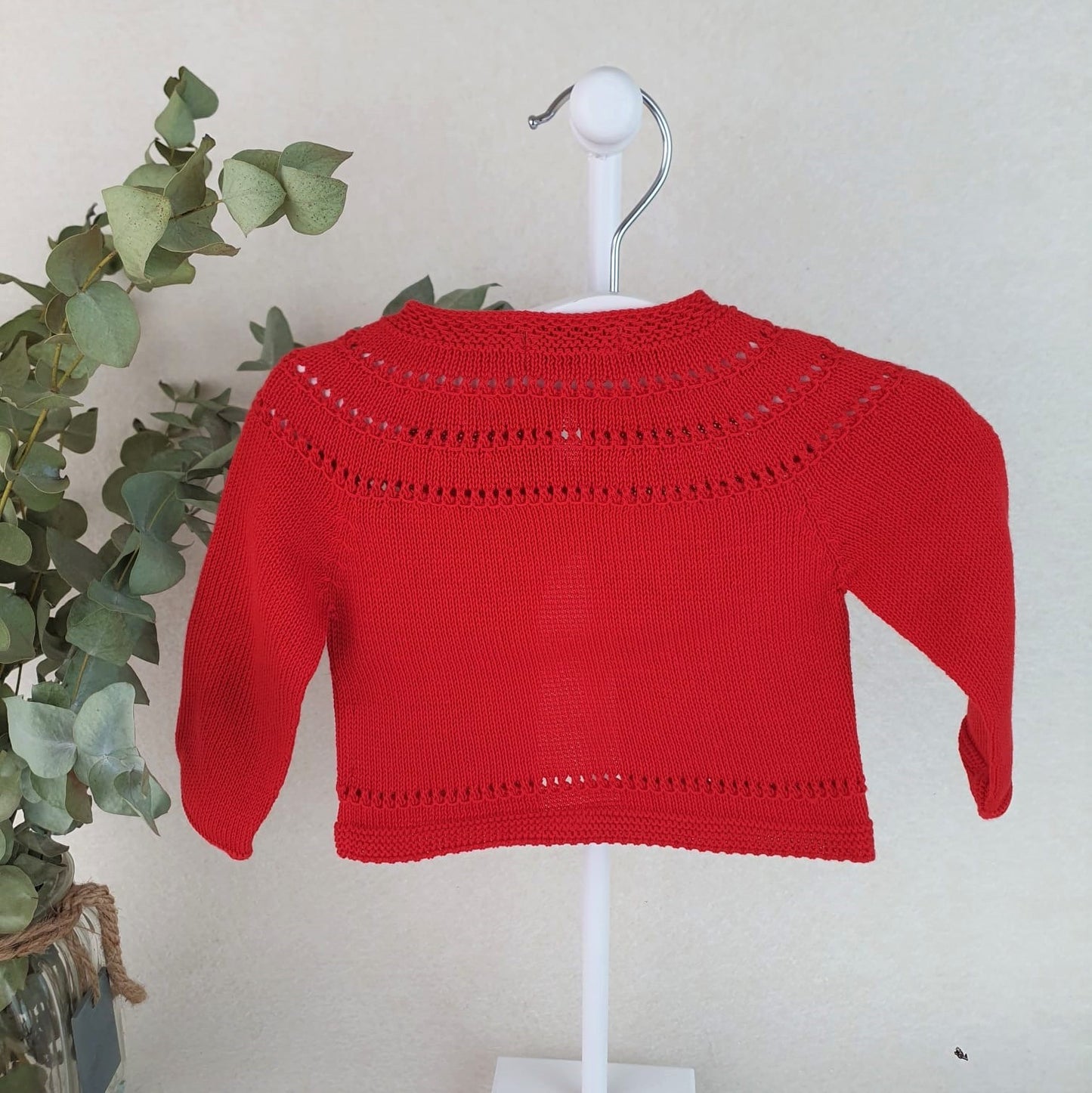 Chaqueta de hilo con calados bajo el cuello