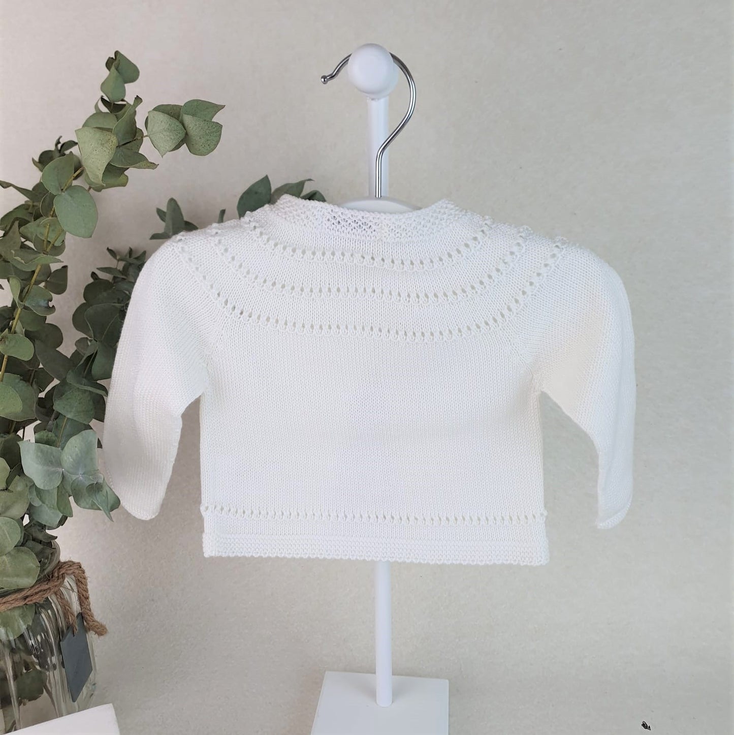 Chaqueta de hilo con calados bajo el cuello