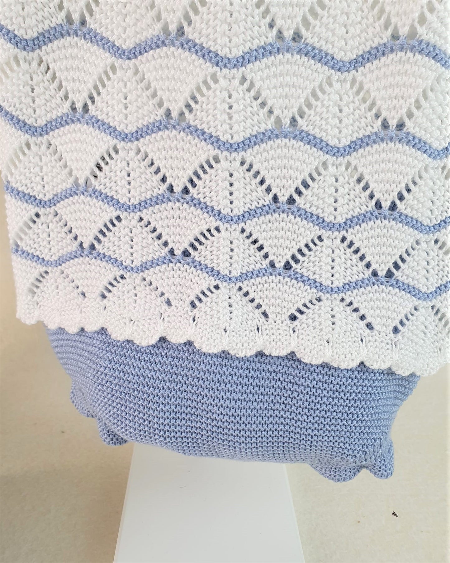 Conjunto con braguita de punto y jersey rayado y calado