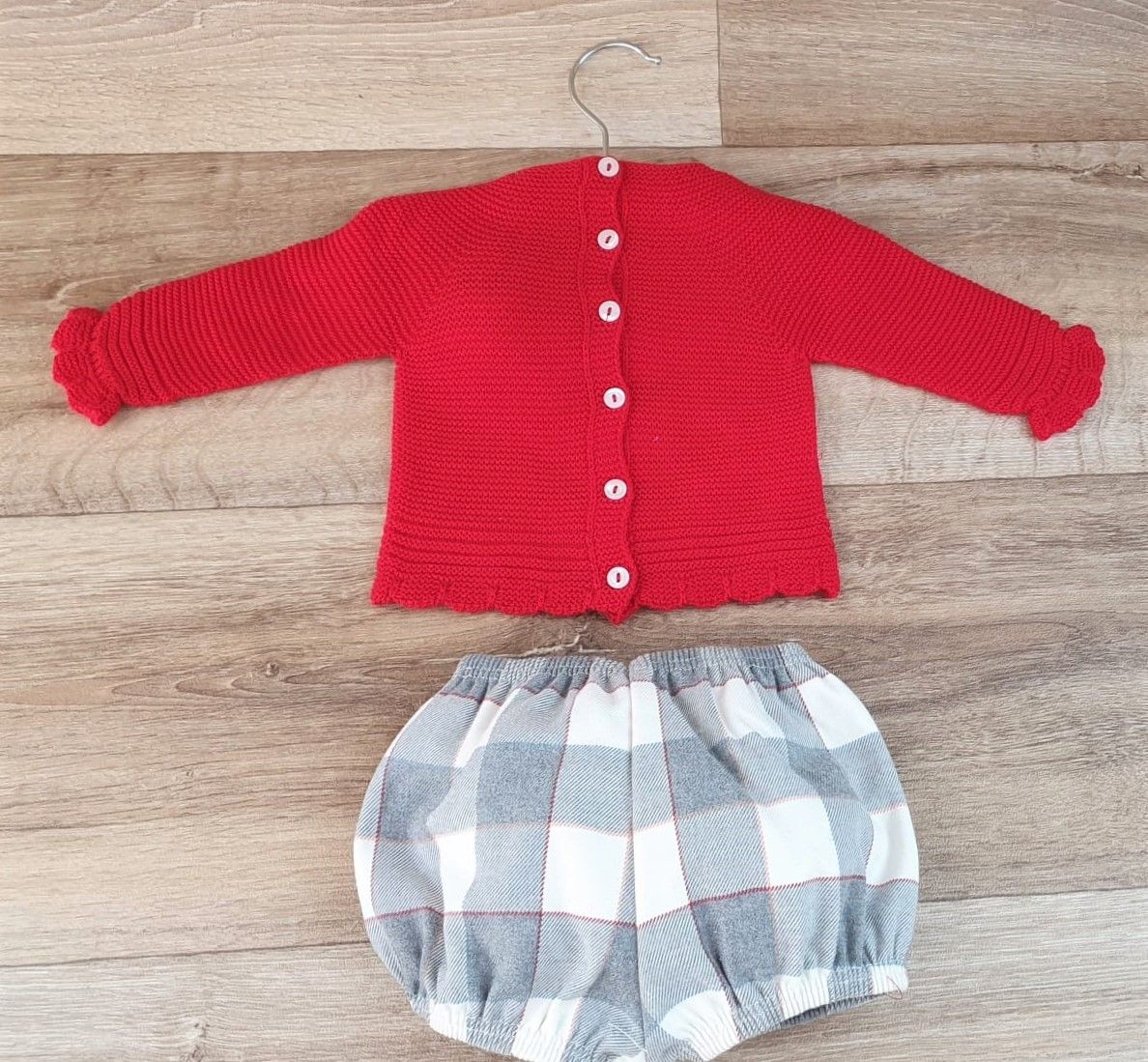 Conjunto jersey pompones y pantalón cuadros