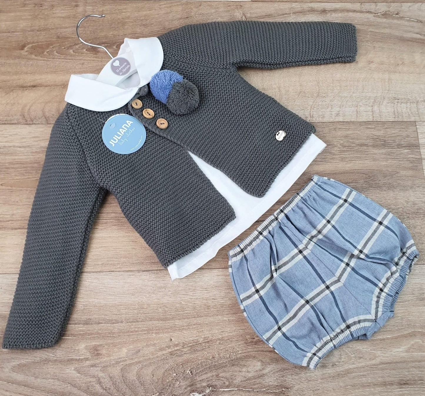 Conjunto tres piezas niño cuadros y pompones