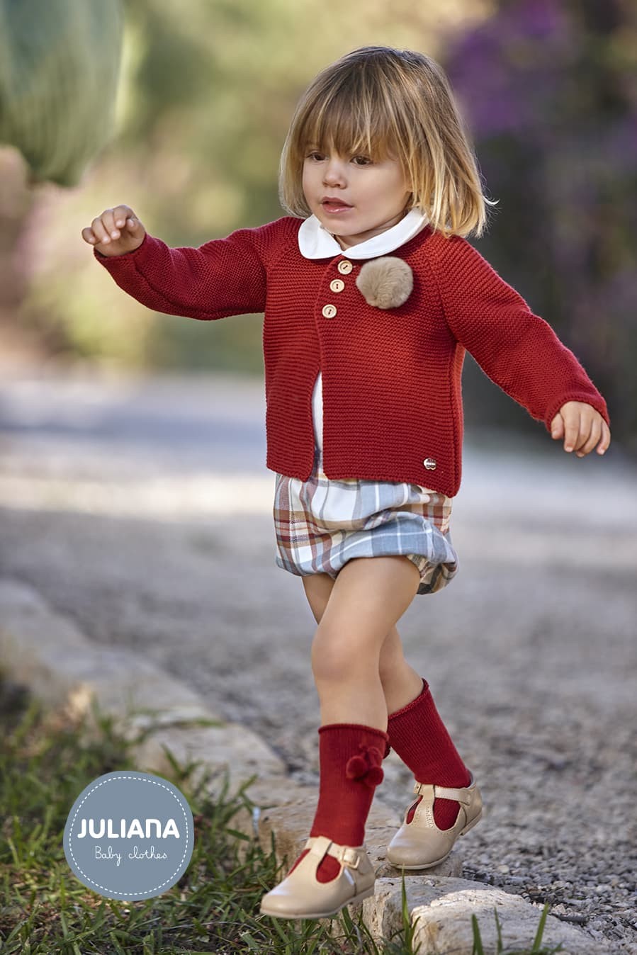 Conjunto de niño con chaqueta rioja y pompones, pantalón de cuadros