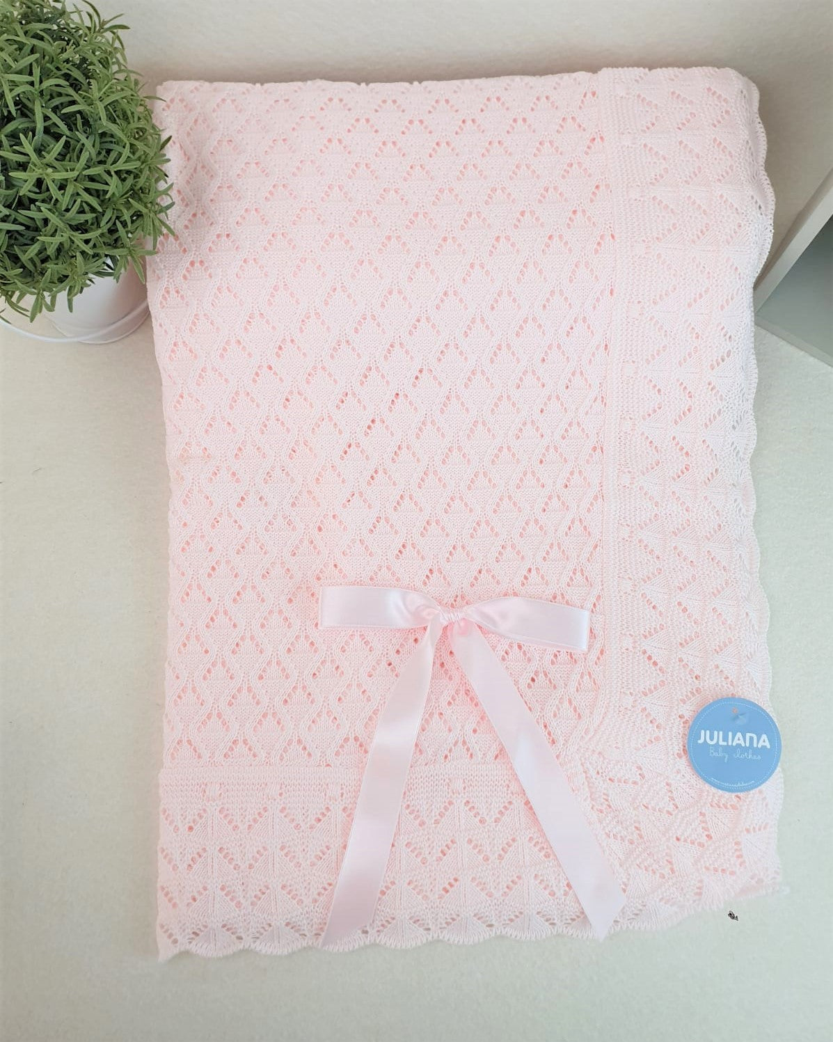 Toquilla con calados en forma de rombos y uves en el volante