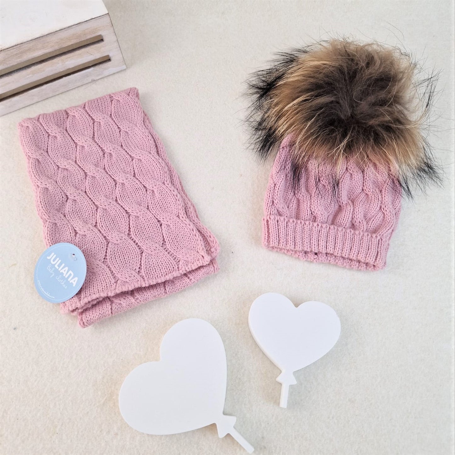 Bufanda con trenzas y gorro con pompón de pelo natural