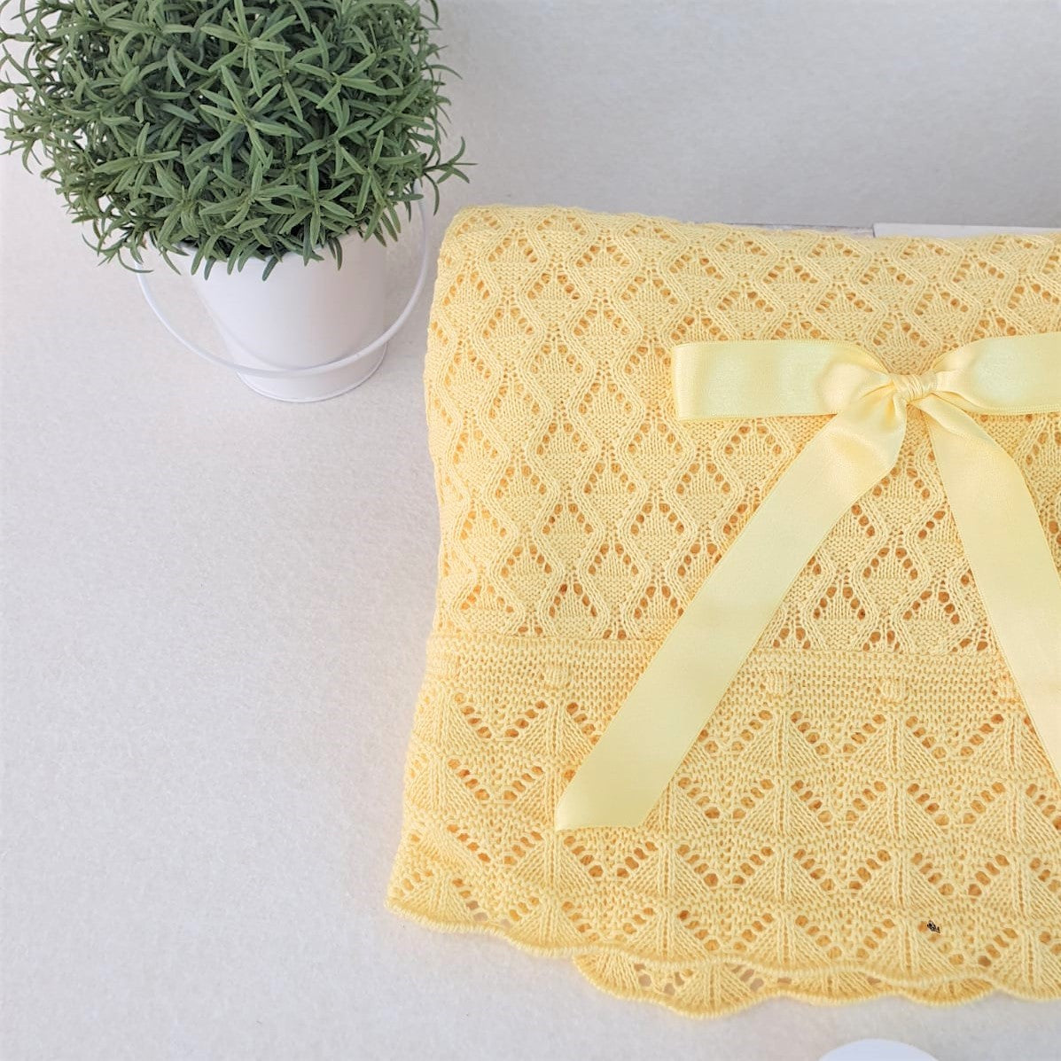 Toquilla con calados en forma de rombos y uves en el volante