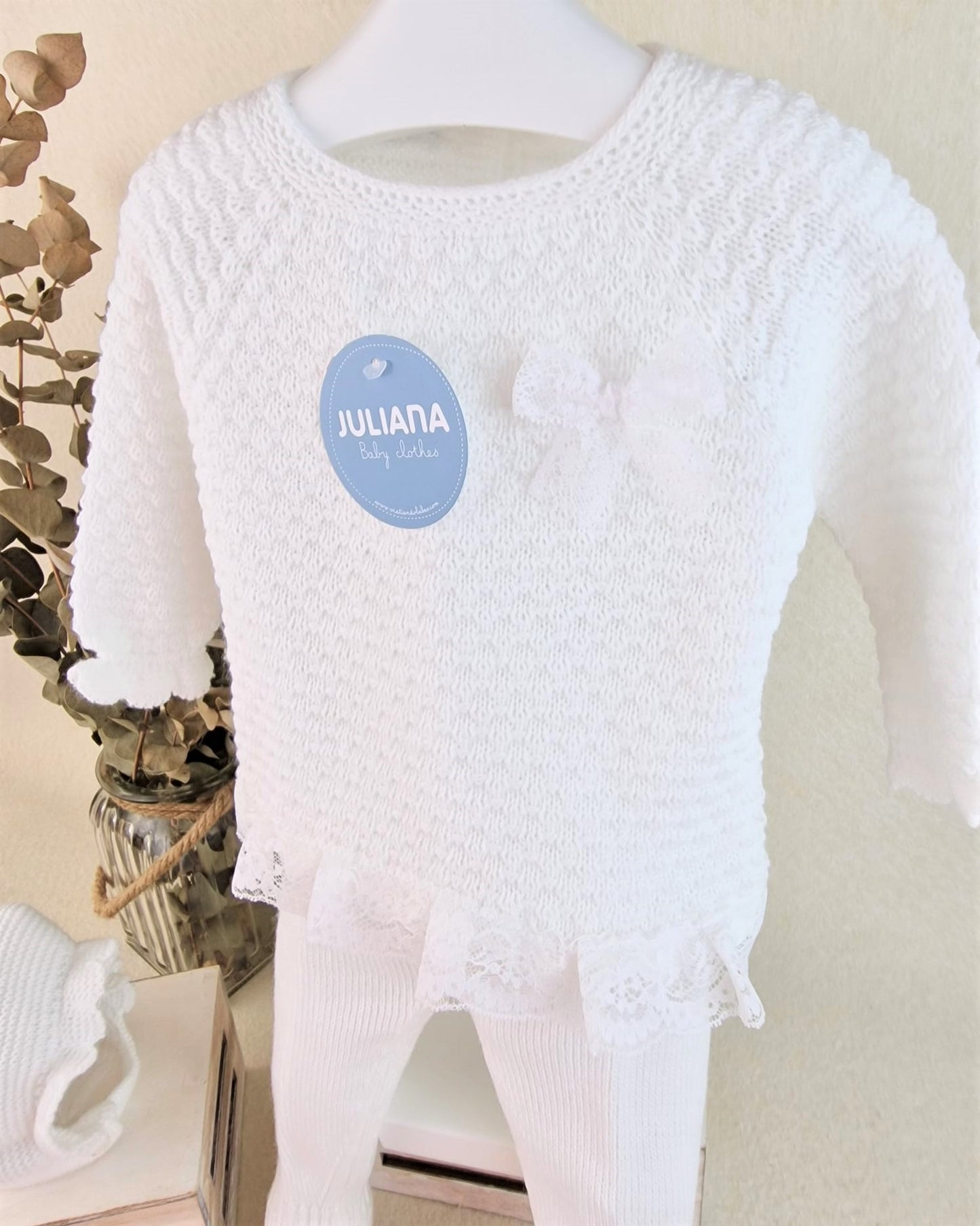 Conjunto con polaina y capota recogidas y puntilla