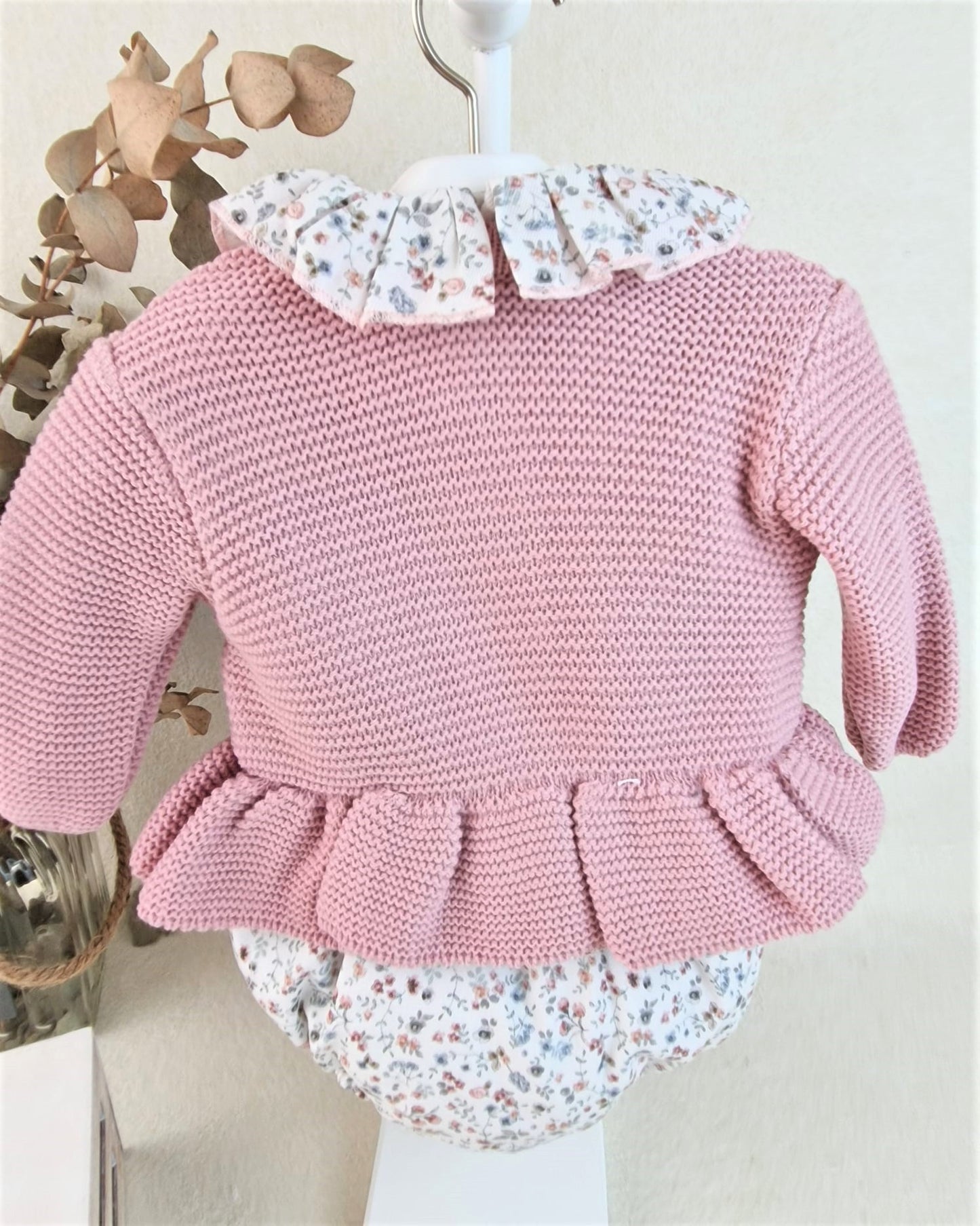 Conjunto de niña con chaqueta y braguita de flores