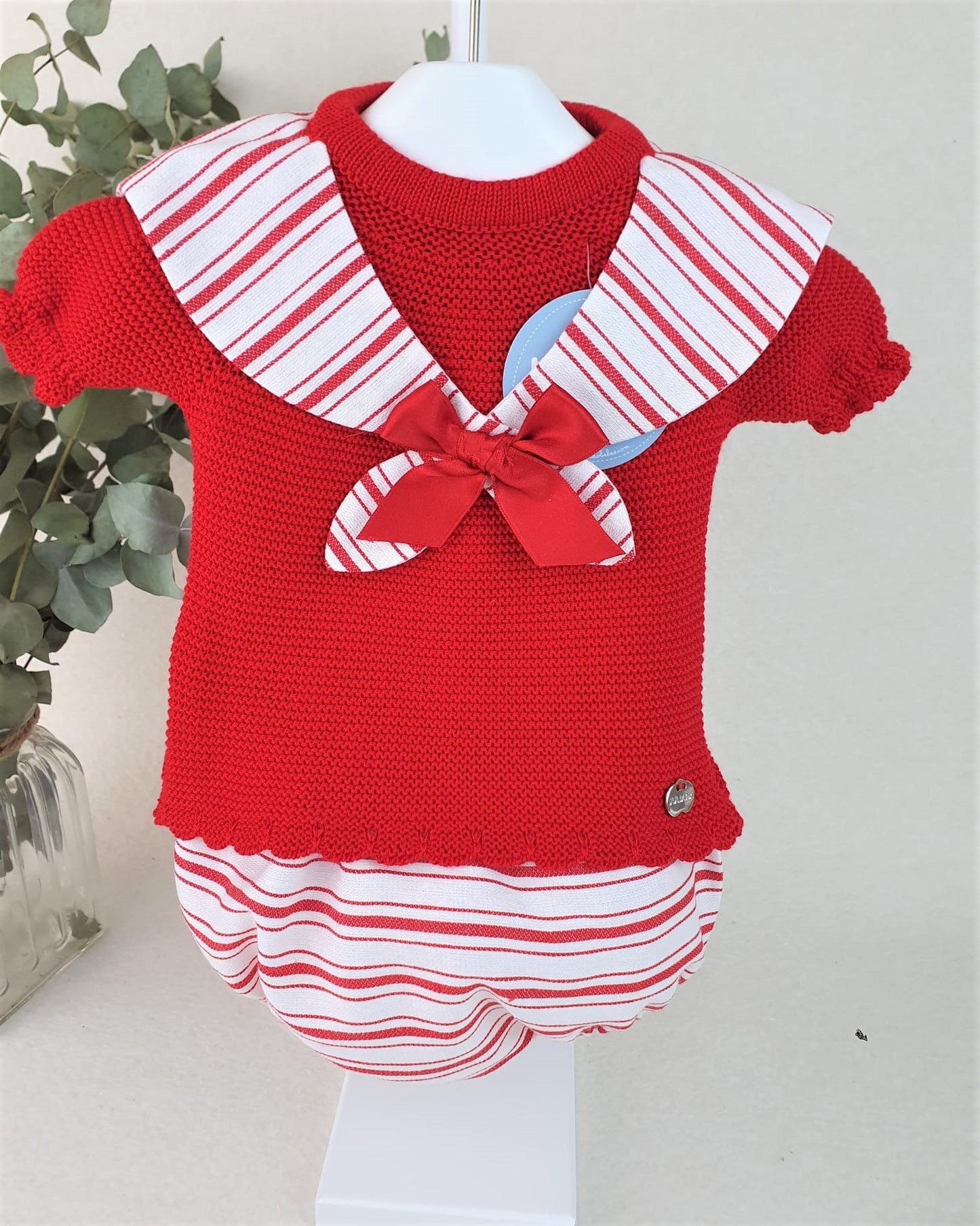 Conjunto con braguita de tela rayada y jersey con babero