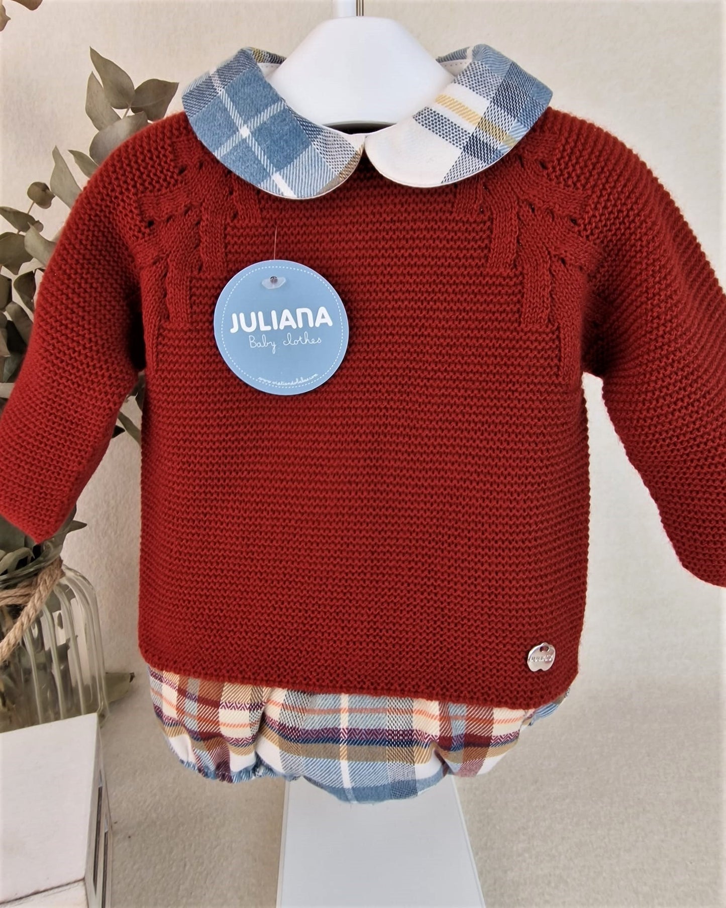 Conjunto con pololo de tela cuadros y cuello bebé
