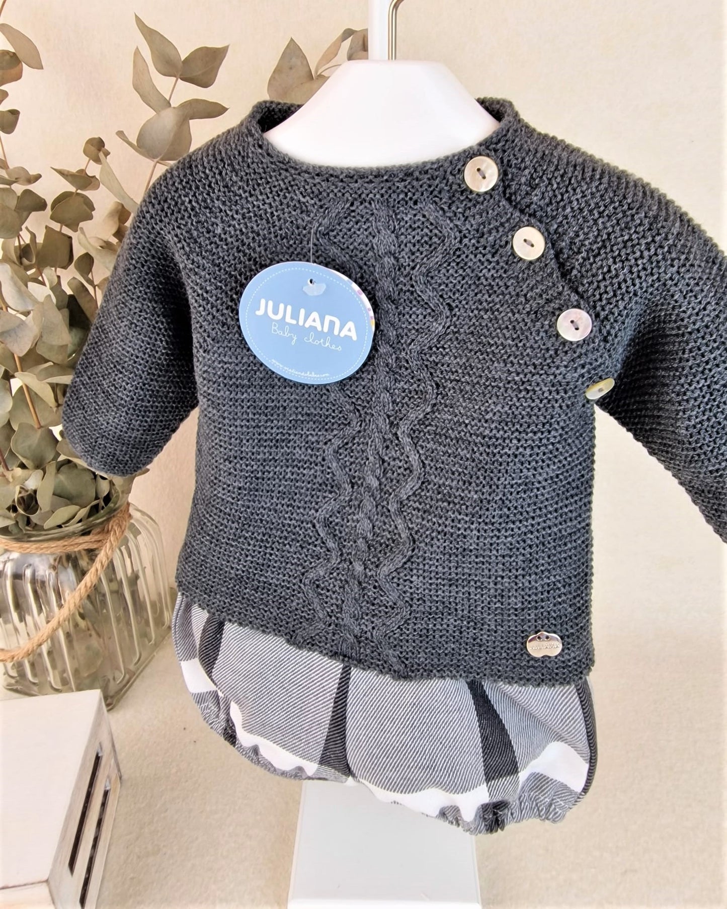 Conjunto con pantalón de tela cuadros y jersey con aranes