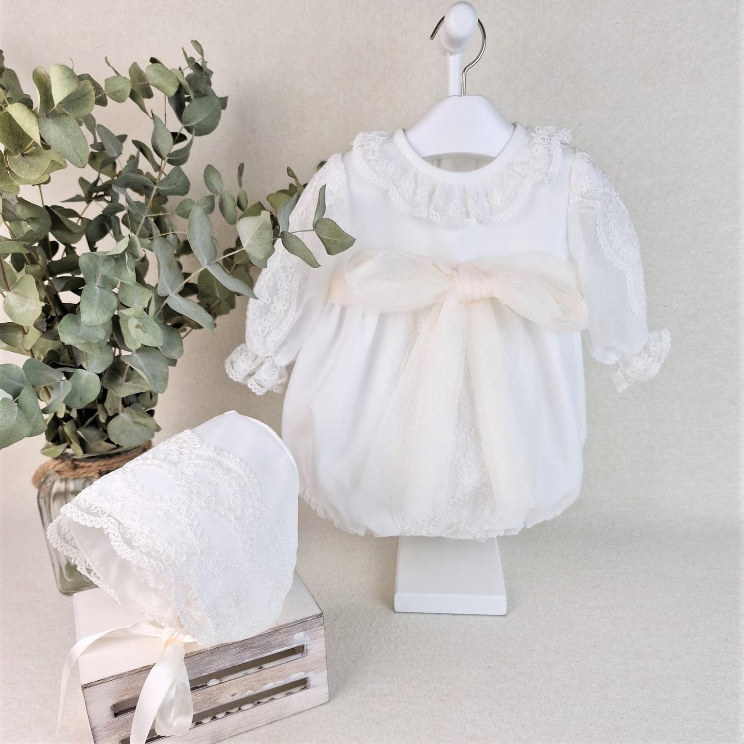 Pelele de organza con encajes y capota