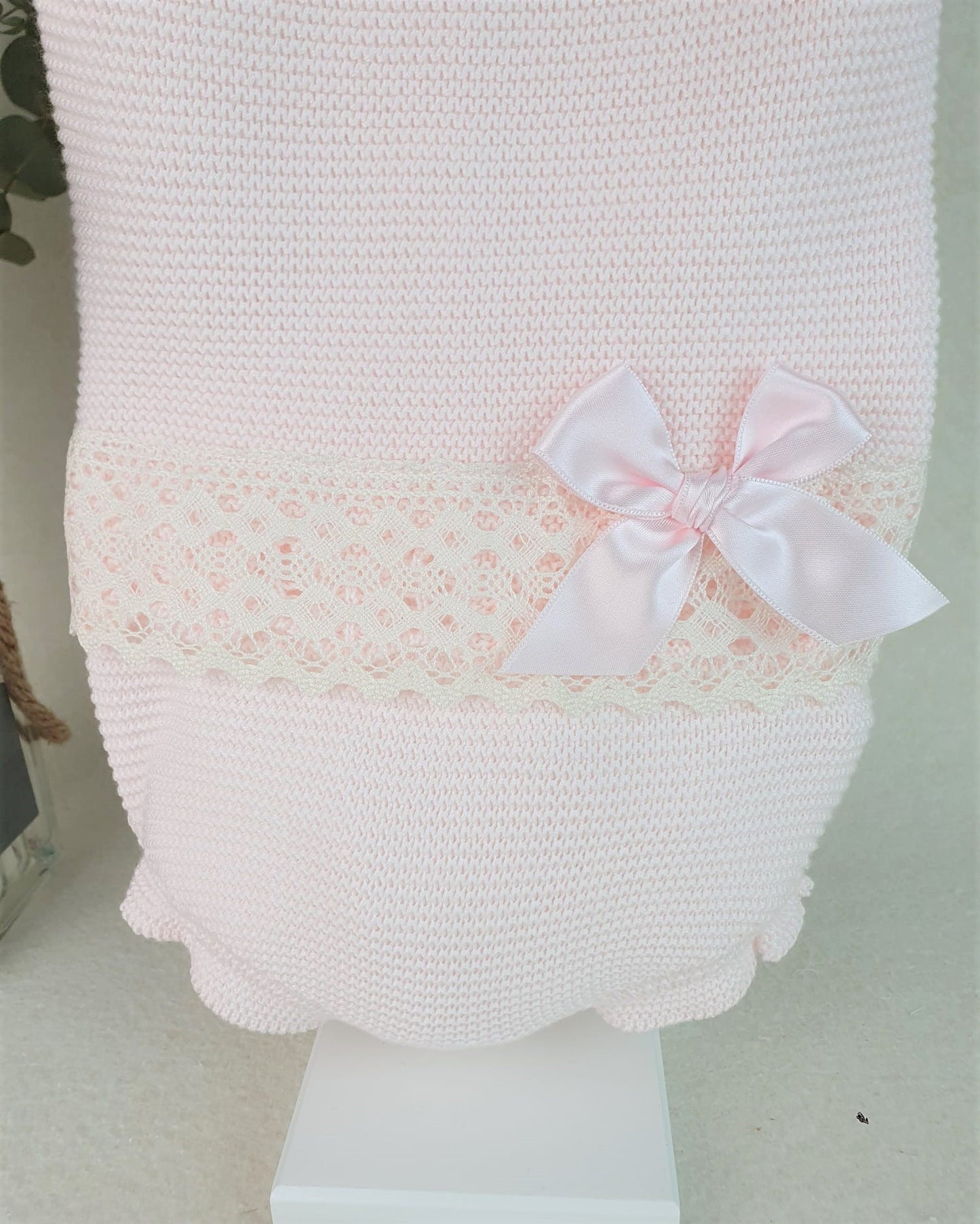 Conjunto con braguita de hilo y jersey con canesú y puntilla