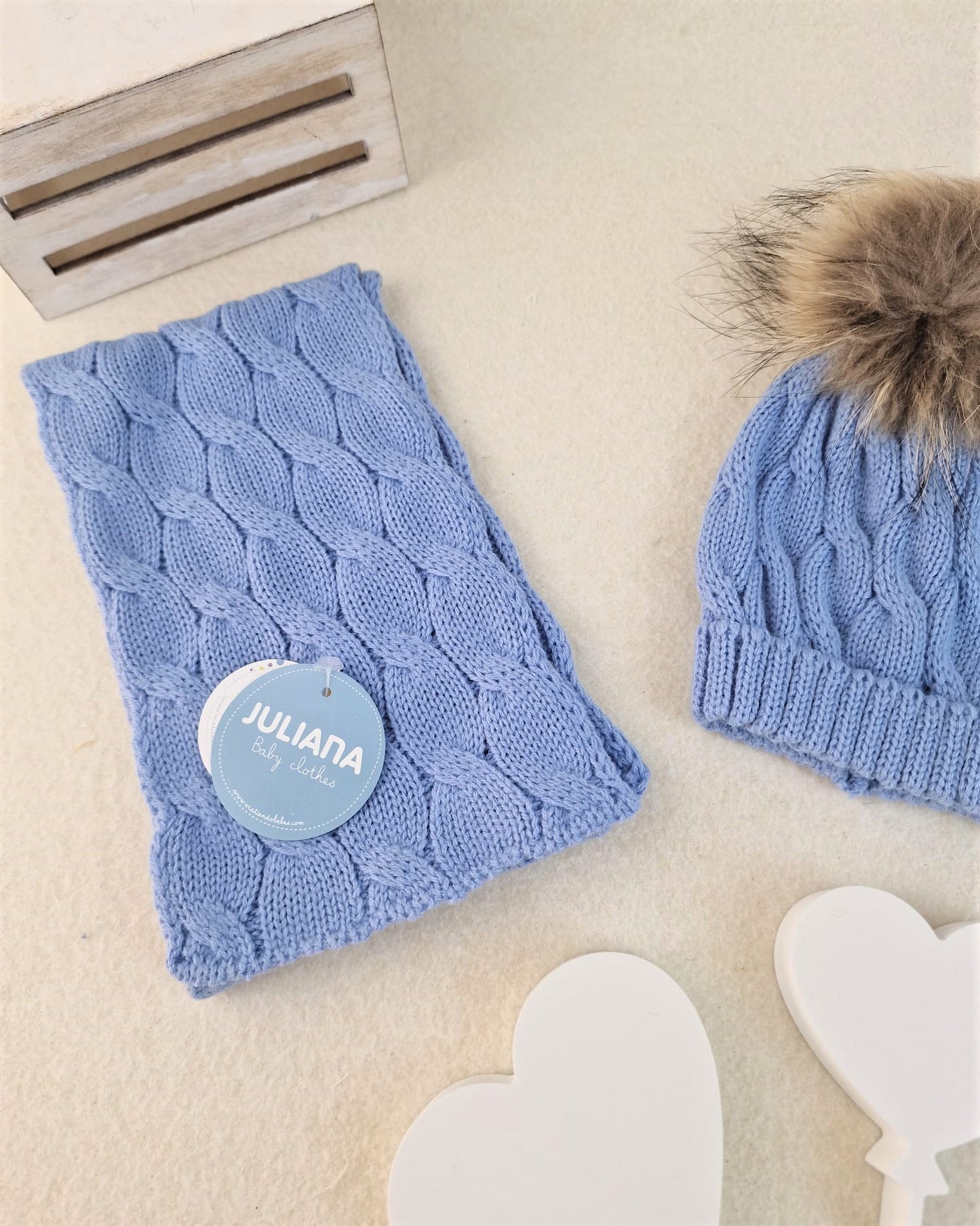 Bufanda con trenzas y gorro con pompón de pelo natural