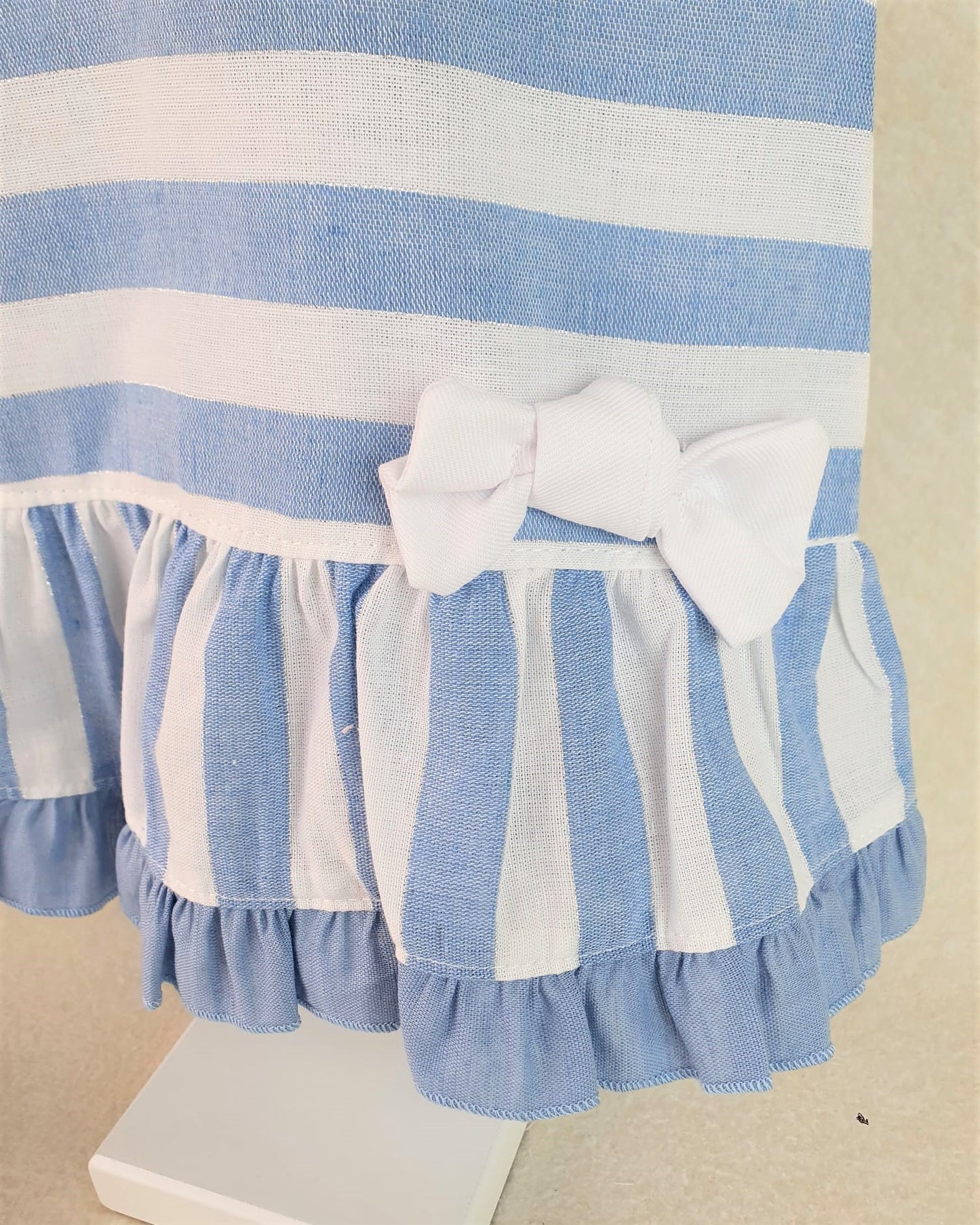 Vestido con talle bajo de tela rayada