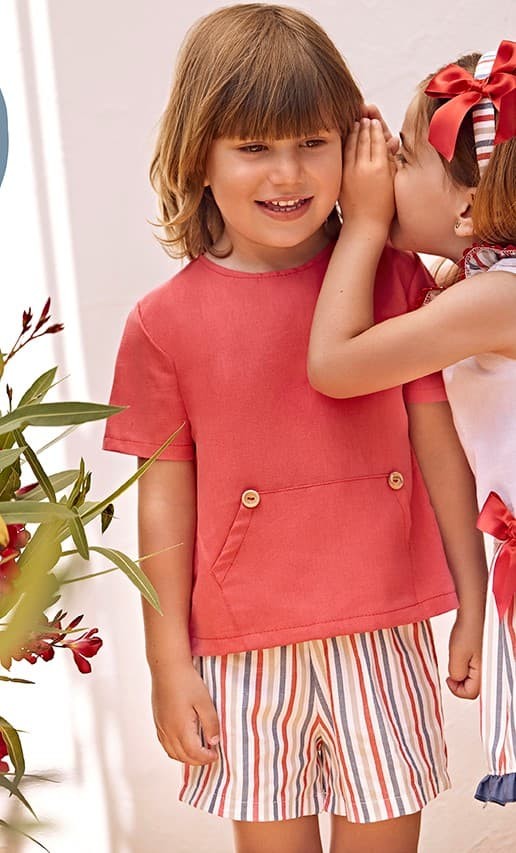 Conjunto con camisa de niño con pantalón de tela rayada