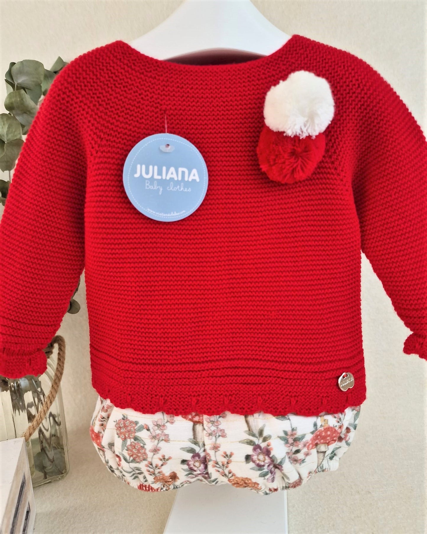 Conjunto con pantalón de tela setas y jersey con dos pompones
