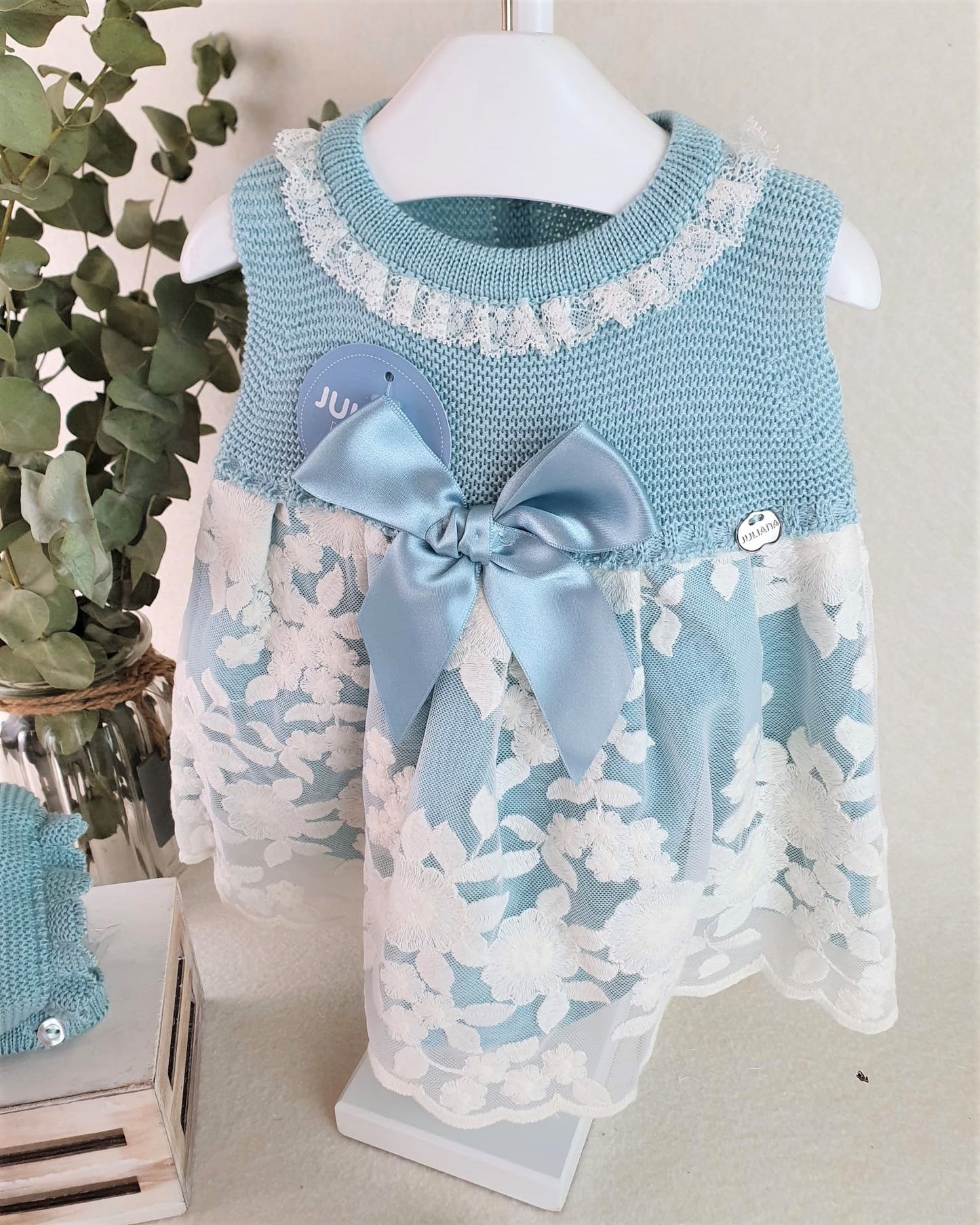 Vestido cuerpo de punto con tela de encaje grande y capota de hilo